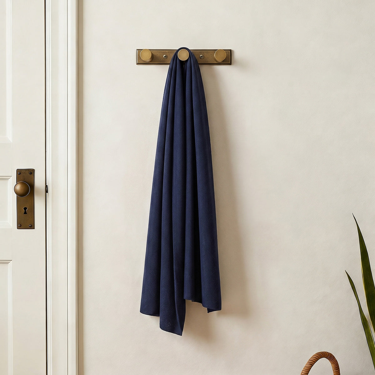 Wall Mount Hook Rail, Zinc Alloy Backplate with Aluminum Hooks for Entryway & Bathroom Organization