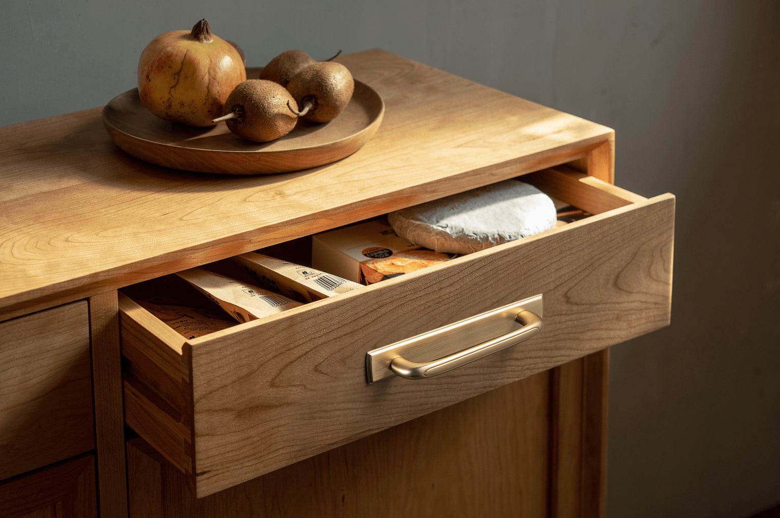 Elegant Antique and Brushed Brass Bar Pull Cabinet Handles with Unique Design