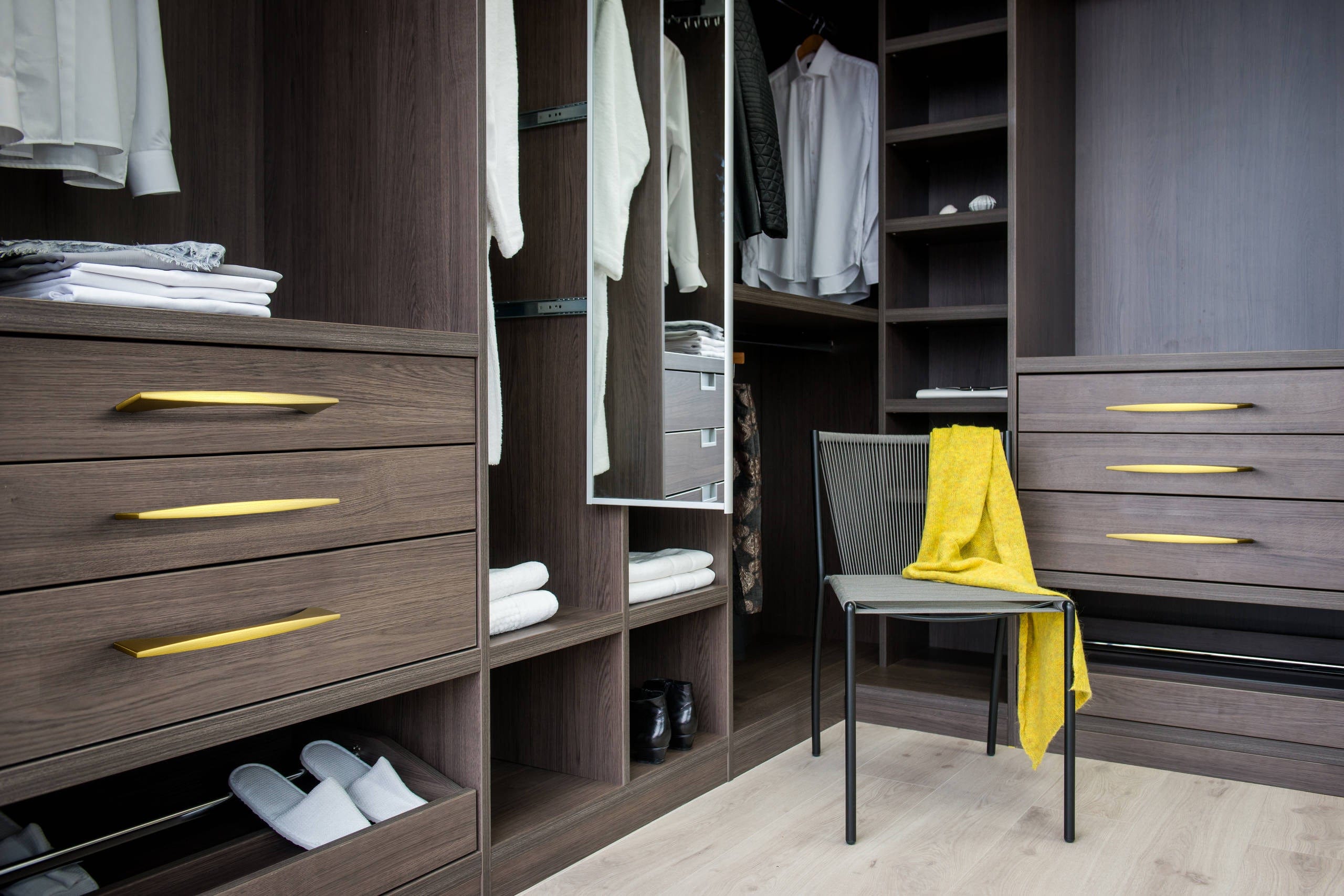 Stilvolle, moderne Schrankgriffe für das Schlafzimmer