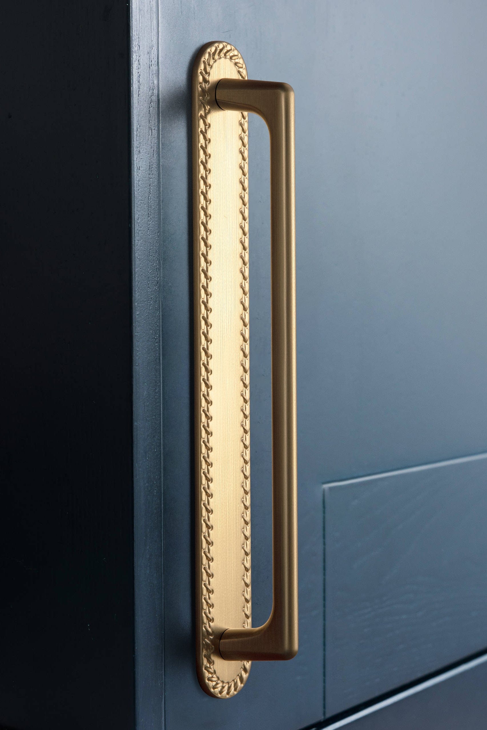 2 Pack Classic Cabinet Bar Pulls with Back Plate Zinc Alloy Cabinet Handle with Long Back Plate
