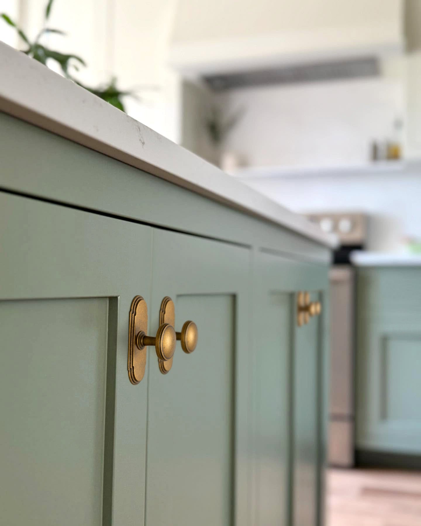 Vintage Retro Bronze Drawer Knob Kitchen Hardware Single Hole Cabinet Knobs with Back Plate