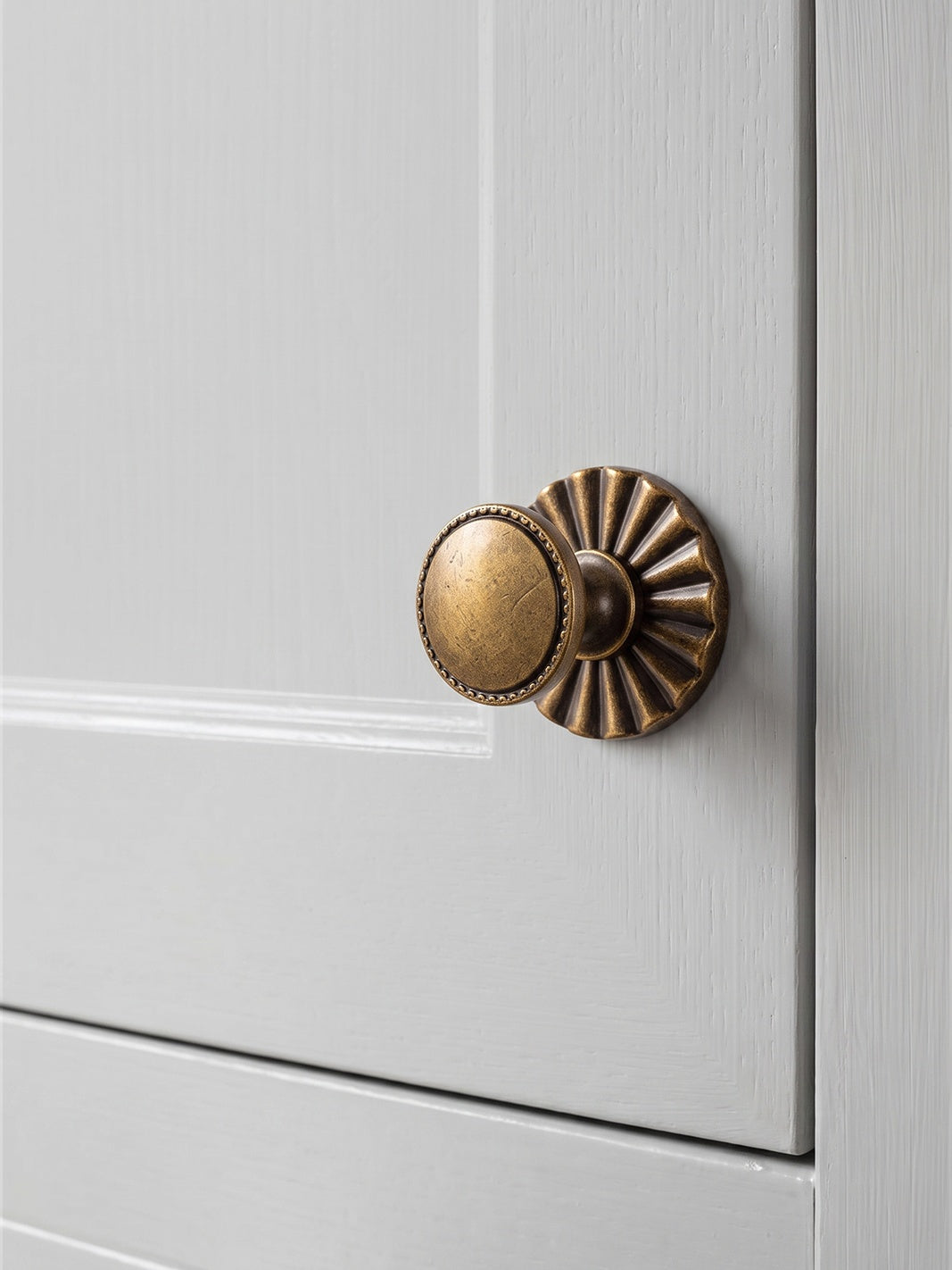 Classic Round Design Cabinet Knobs with Toothed Rim for Kitchen Drawers