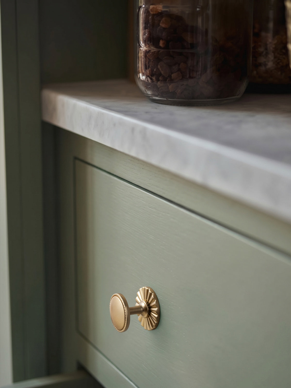 Classic Round Design Cabinet Knobs with Toothed Rim for Kitchen Drawers