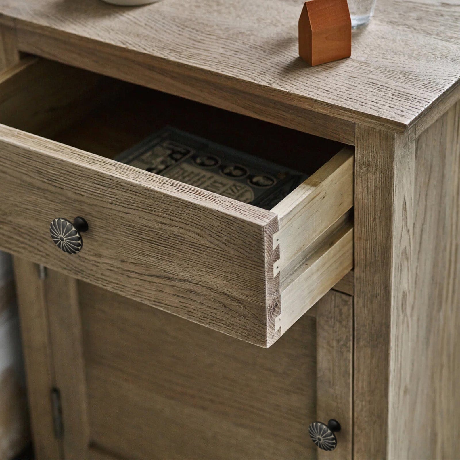 Chrysanthemum Pattern Embossed Cabinet Knobs Distressed Zinc Alloy Furniture Hardware