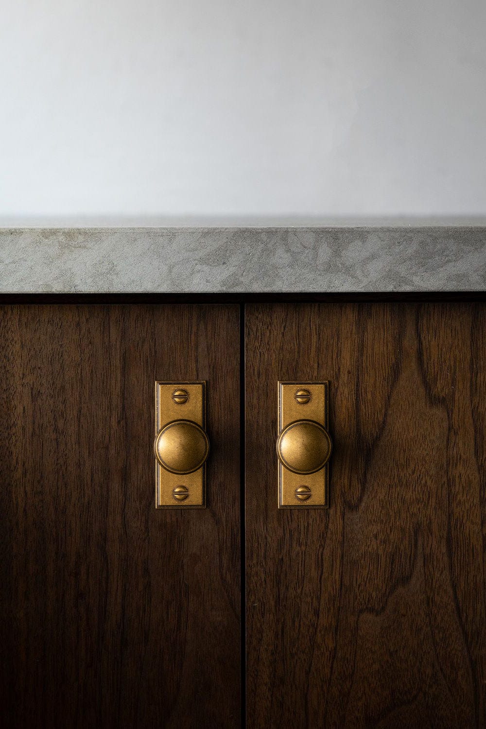 Vintage Retro Bronze Drawer Knob Kitchen Hardware Single Hole Cabinet Knobs with Back Plate