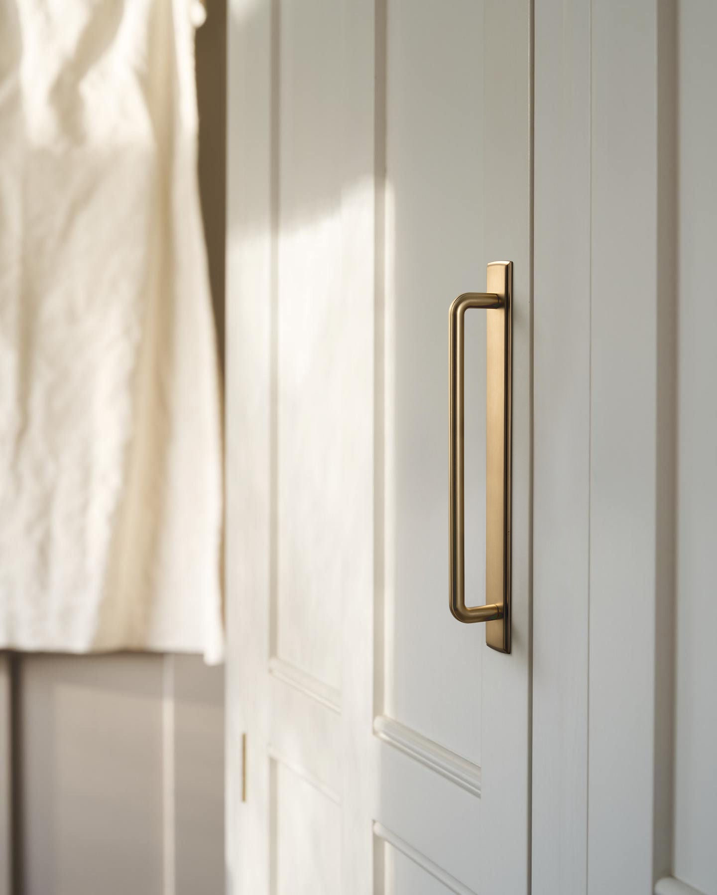 2 Pack Zinc Alloy U-Shaped Cabinet Handles, Vintage Drawer Pulls with Backplate for Kitchen & Bathroom Cabinetry