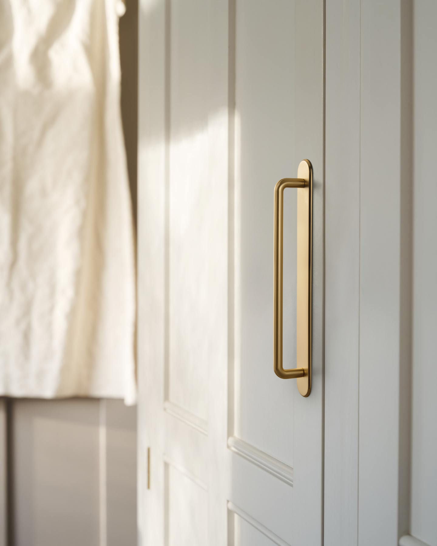 2 Pack Zinc Alloy U-Shaped Cabinet Handles, Vintage Drawer Pulls with Backplate for Kitchen & Bathroom Cabinetry