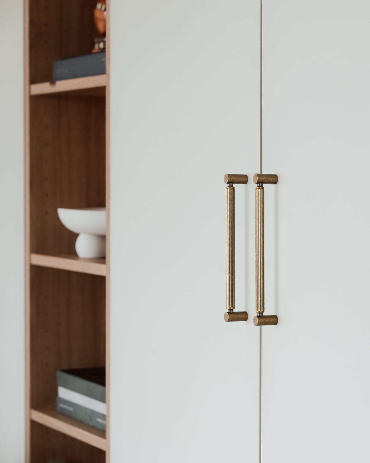 Vintage Fluted Cabinet Pull Handles, Aluminum Grip Rail with Zinc Alloy End Caps Drawer Bar Pulls for Kitchen Cabinet