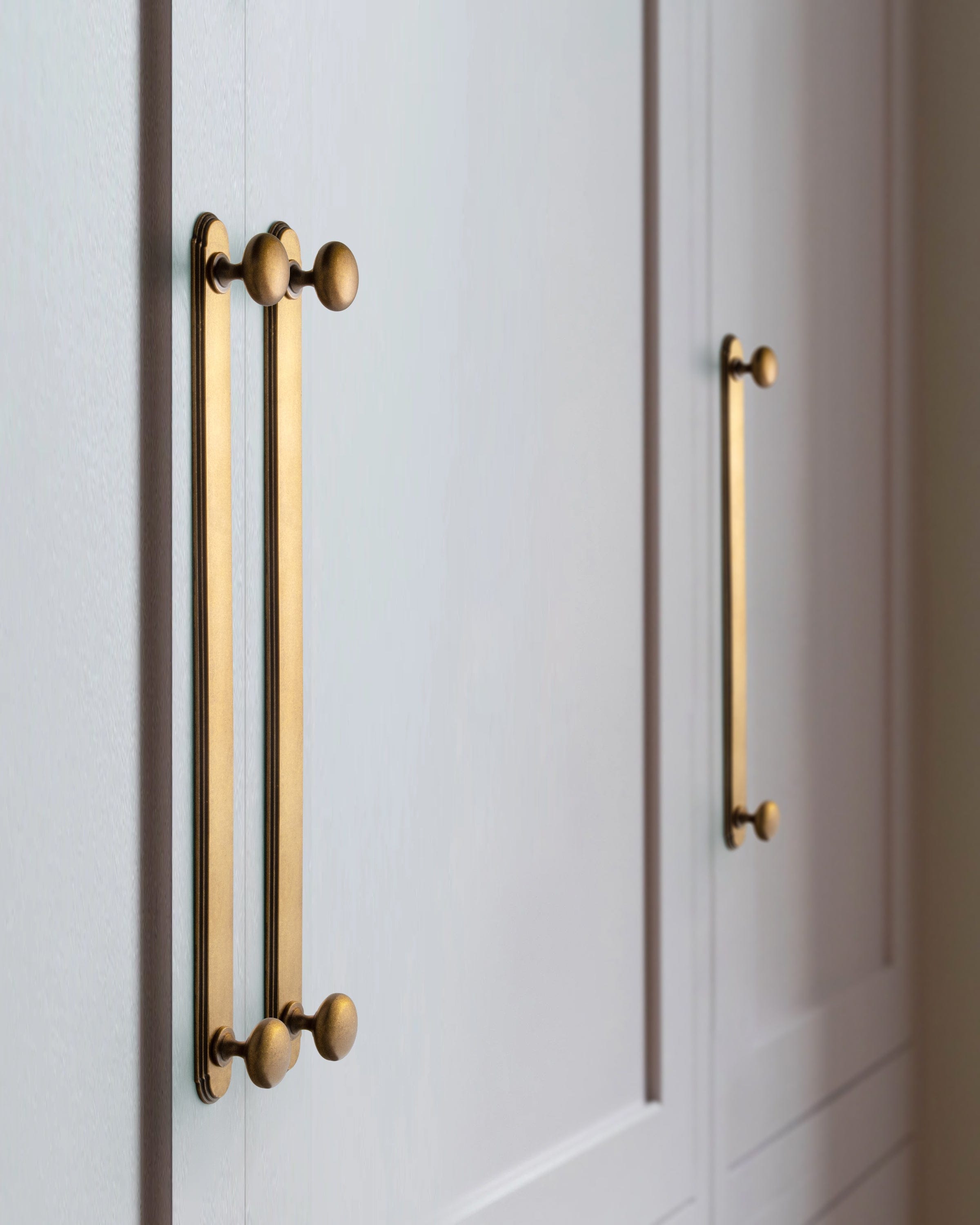 Goo-Ki 2 Pack Antique Brass Zinc Alloy Double Knobs with Long Back Plate Cabinet Hardware