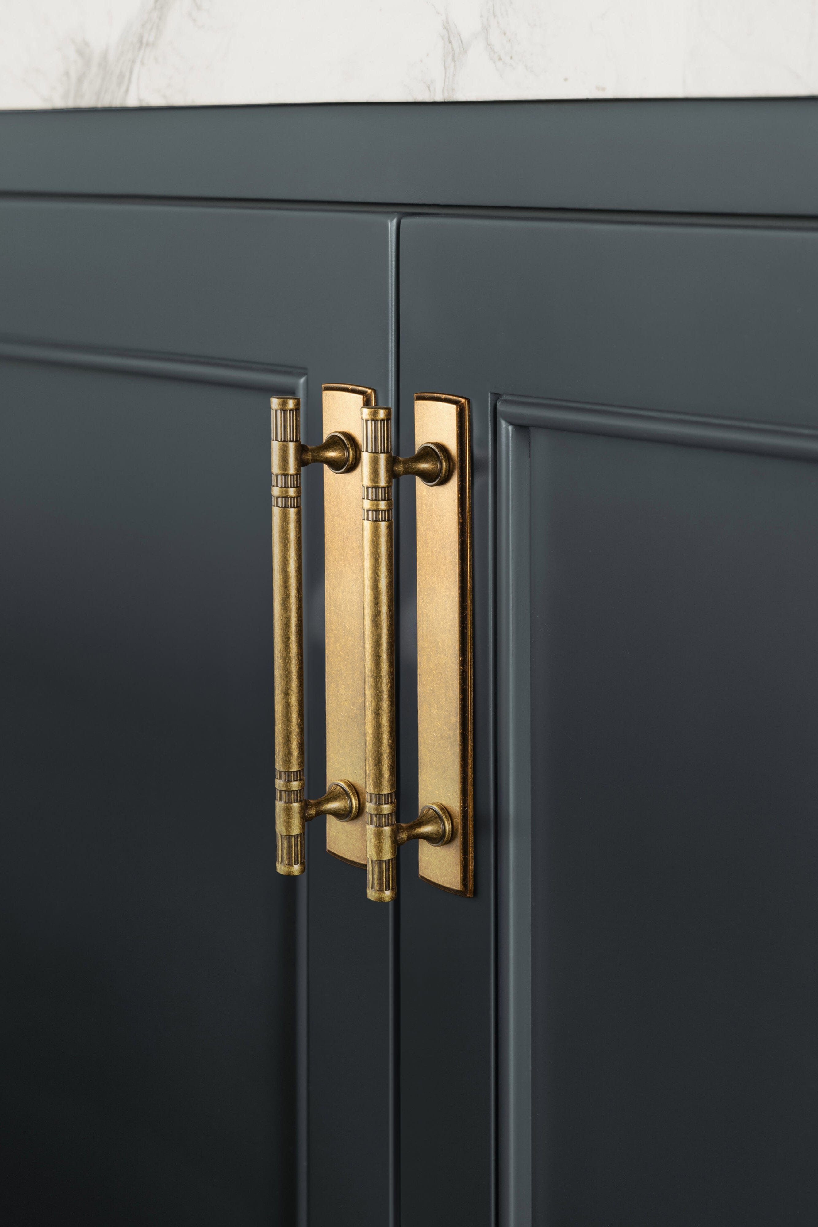 Goo-Ki 2 Pack Elegant Linear Shape Cabinet Handles Zinc Alloy Drawer Pulls with Back Plate