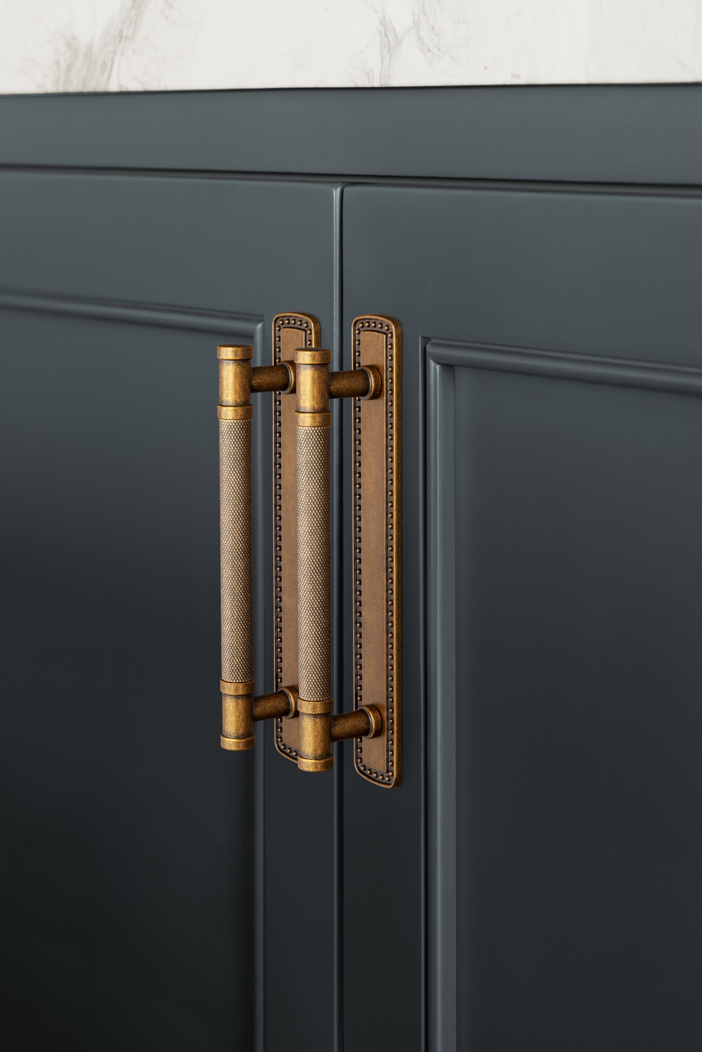 Goo-Ki 2 Pack Knurled Metal Alloy Vintage Bronze Bar Pull with Back Plate Kitchen Hardware