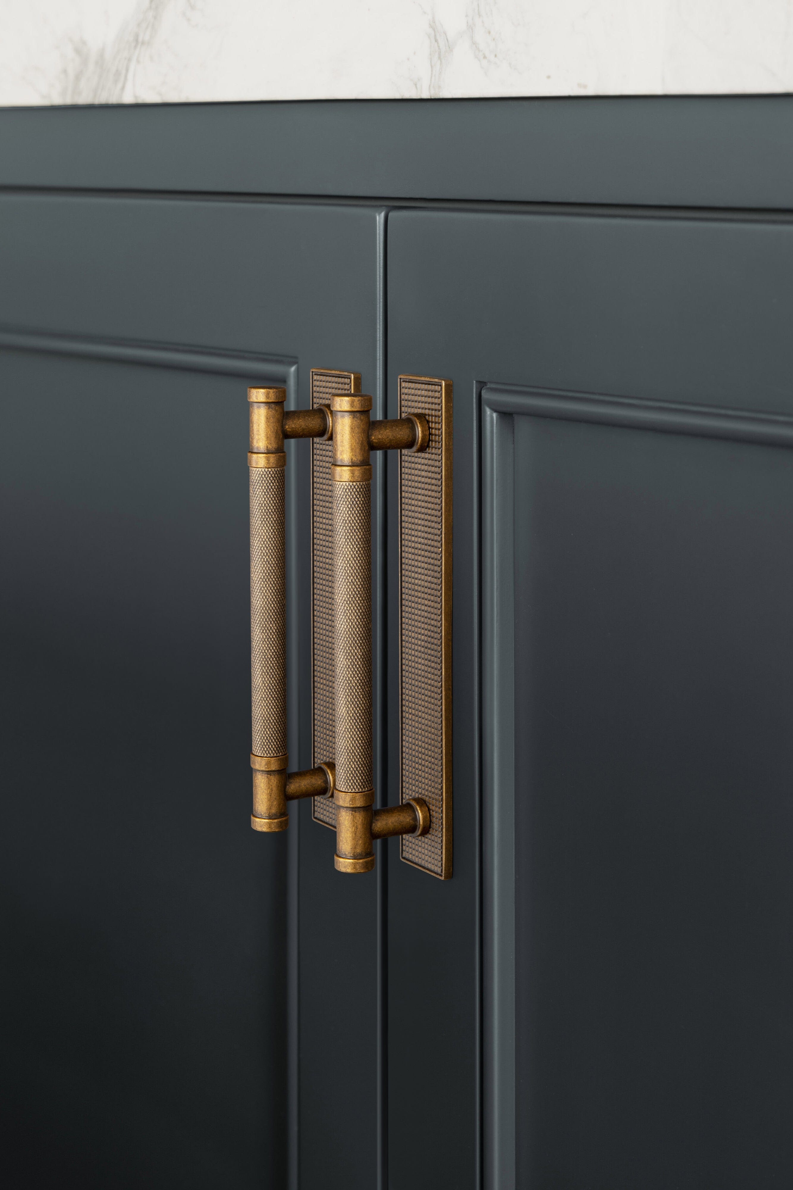 Goo-Ki 2 Pack Knurled Metal Alloy Vintage Bronze Bar Pull with Back Plate Kitchen Hardware