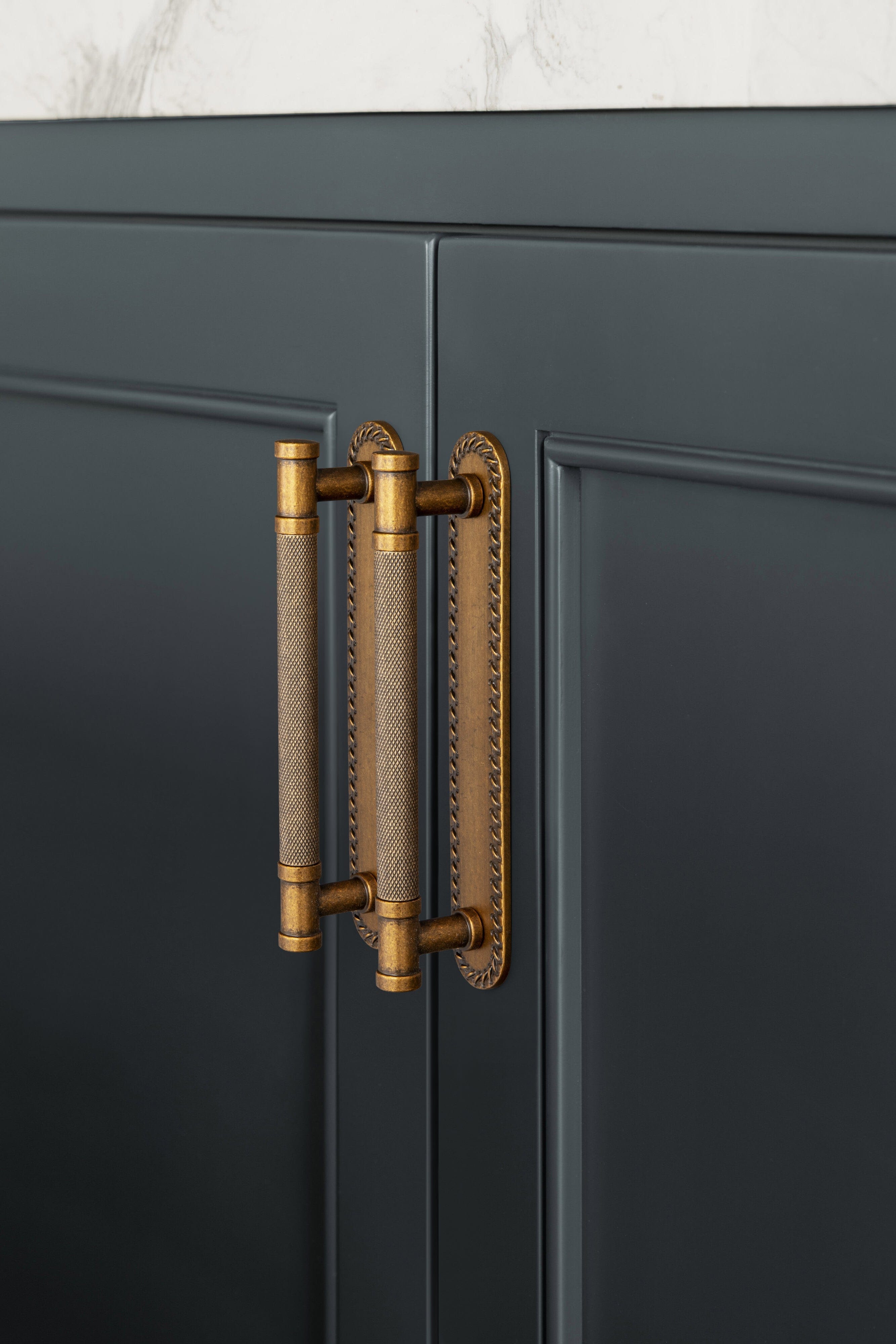 Goo-Ki 2 Pack Knurled Metal Alloy Vintage Bronze Bar Pull with Back Plate Kitchen Hardware