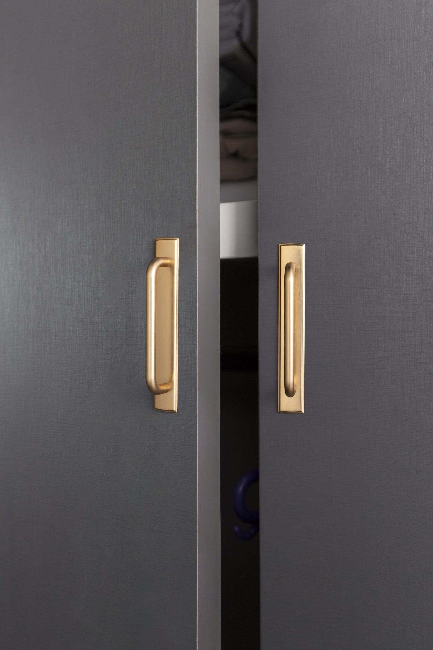 Goo-Ki 2 Pack Modern Geometric Zinc Alloy Cabinet Pulls with Back Plate Sleek Curved Sturdy Cabinet Handles