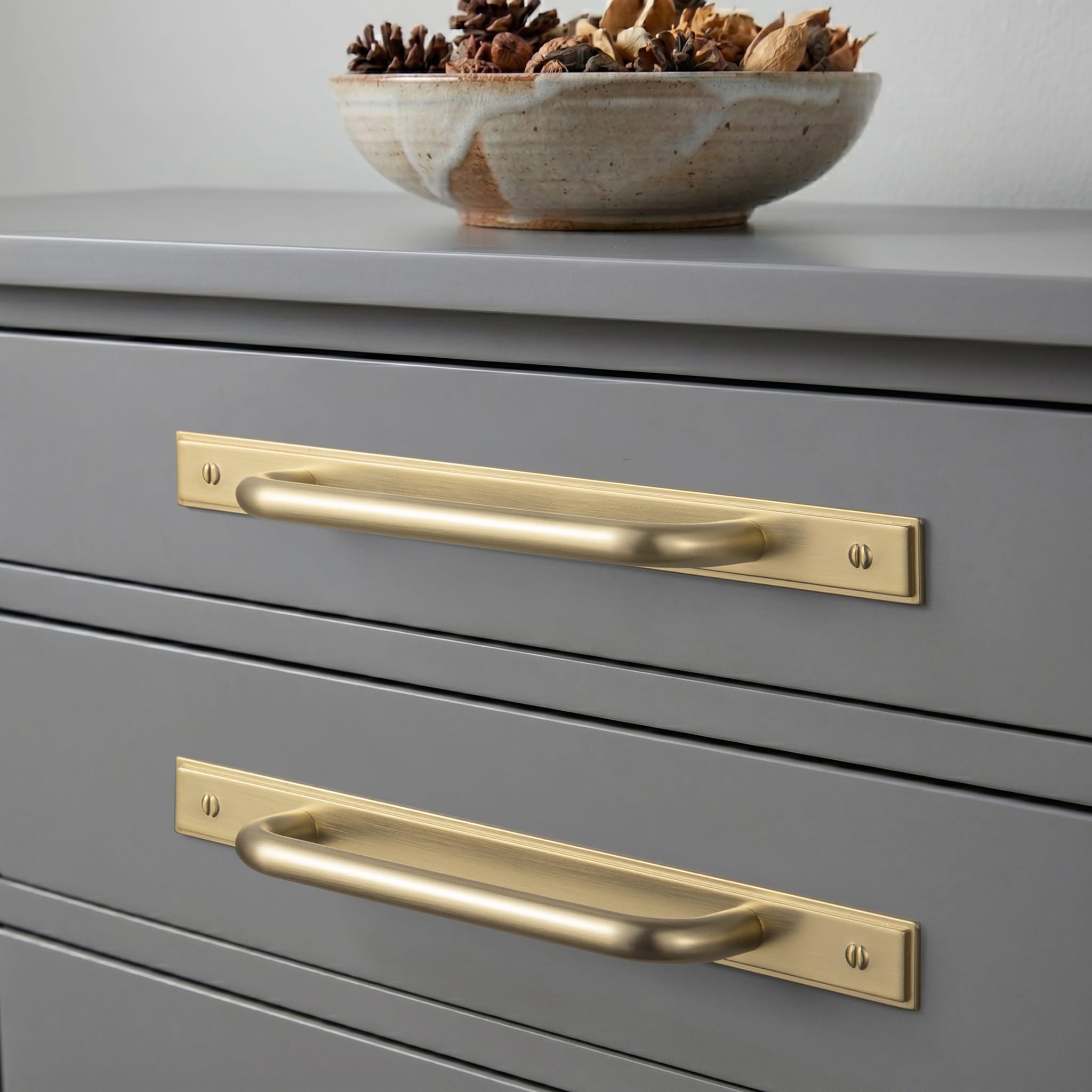 Goo-Ki 2 Pack Modern Geometric Zinc Alloy Cabinet Pulls with Back Plate Sleek Curved Sturdy Cabinet Handles