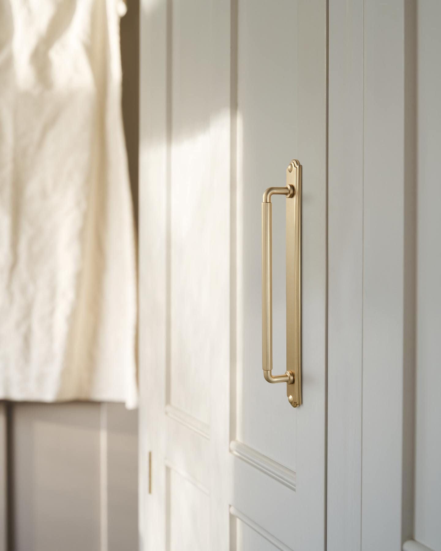 Goo-Ki 2 Pack Sturdy Zinc Alloy Cabinet Pulls with Back Plate Set: Uniquely Angular Design for Modern Spaces