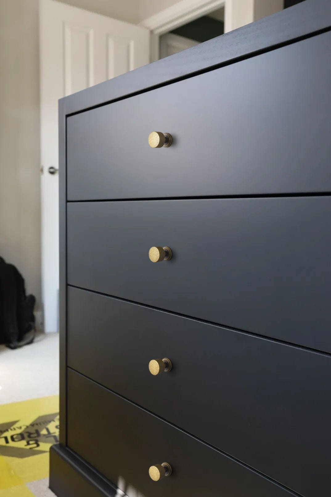 Goo-Ki Antique Brass Cabinet Knobs with Round Back Plate Vintage Drawer Hardware Handles for Bedroom