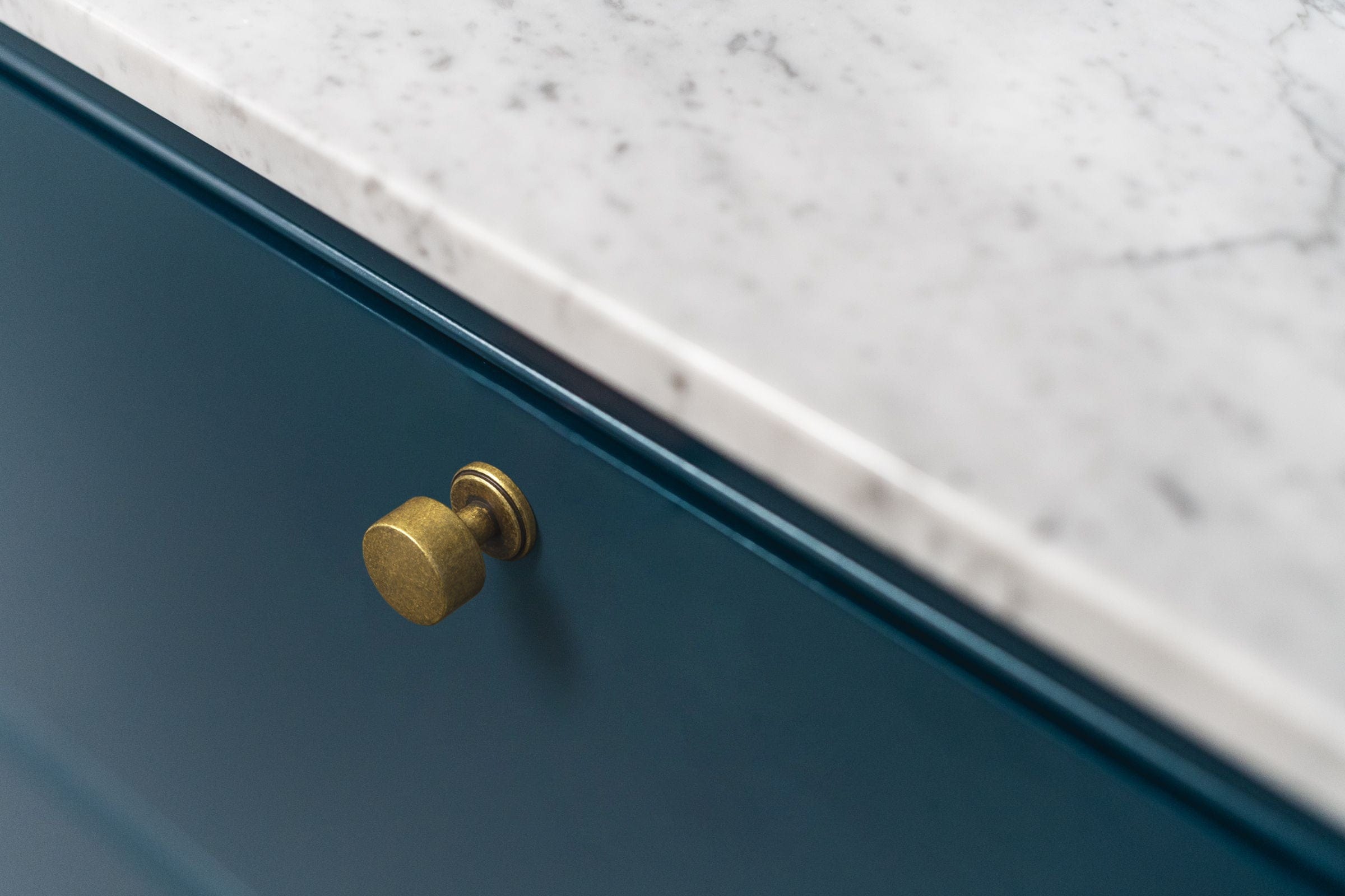 Goo-Ki Antique Brass Cabinet Knobs with Round Back Plate Vintage Drawer Hardware Handles for Bedroom