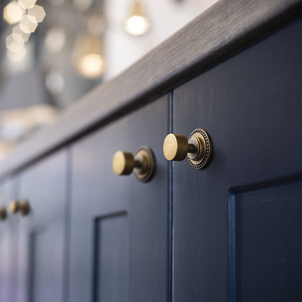 Goo-Ki Antique Brass Cabinet Knobs with Round Back Plate Vintage Drawer Hardware Handles for Bedroom