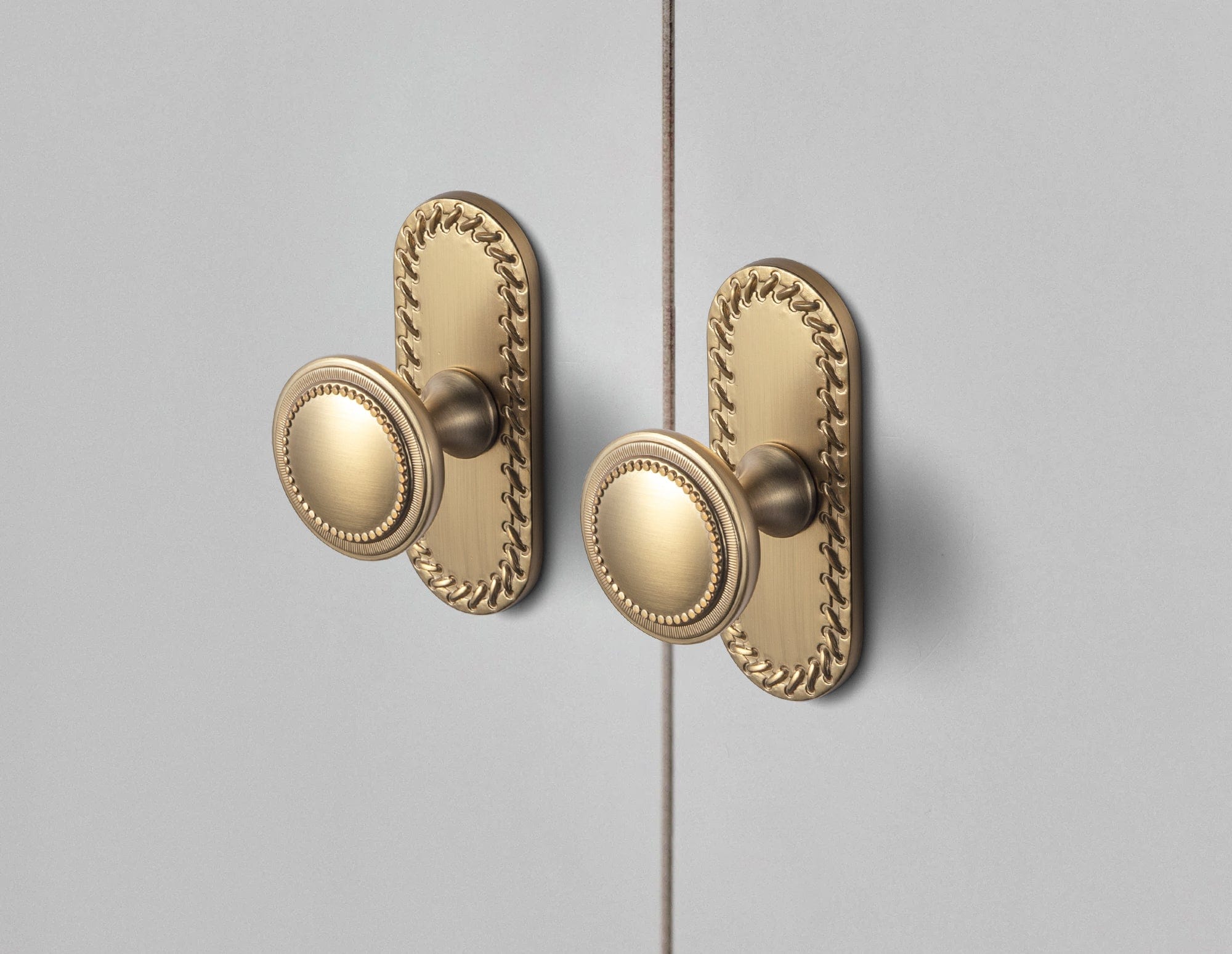 Goo-Ki Antique Brass Zinc Alloy Cabinet Knob with Delicate Decorative Back Plate Set