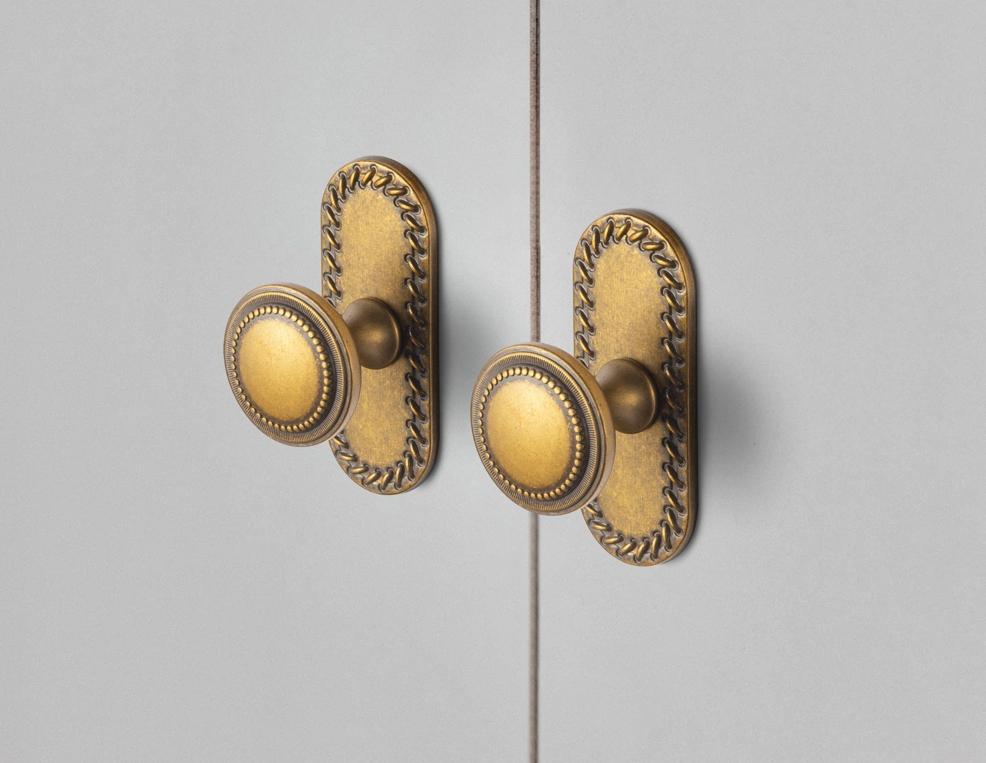 Goo-Ki Antique Brass Zinc Alloy Cabinet Knob with Delicate Decorative Back Plate Set
