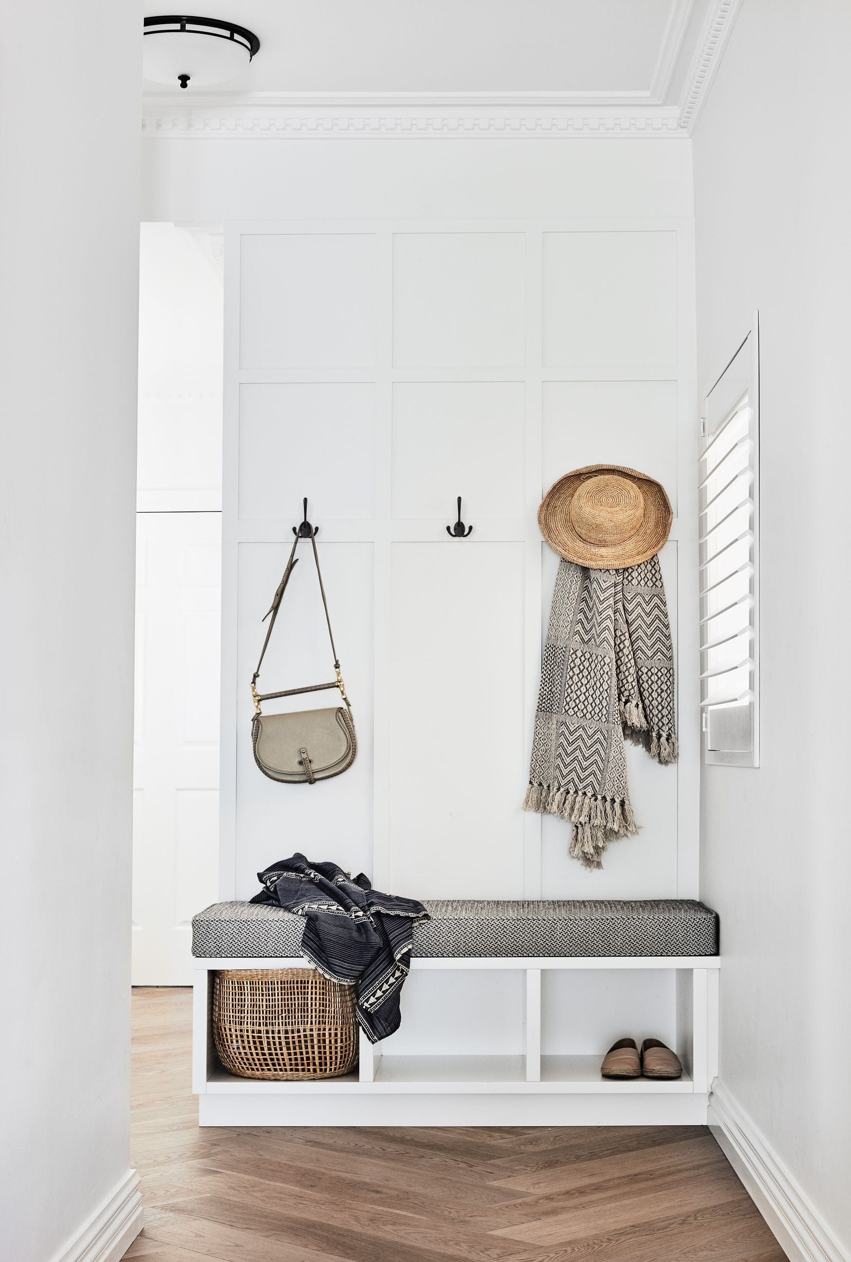 Goo-Ki Antique Brass Zinc Alloy Triangle Coat Hooks Affordable Luxury Coat Hooks for Bedroom