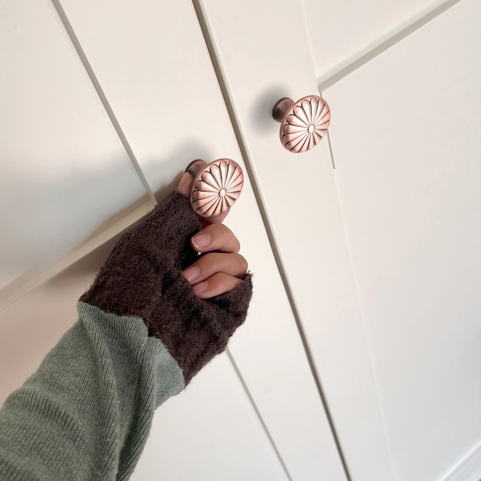 Goo-Ki Chrysanthemum Pattern Embossed Cabinet Knobs Distressed Zinc Alloy Furniture Hardware