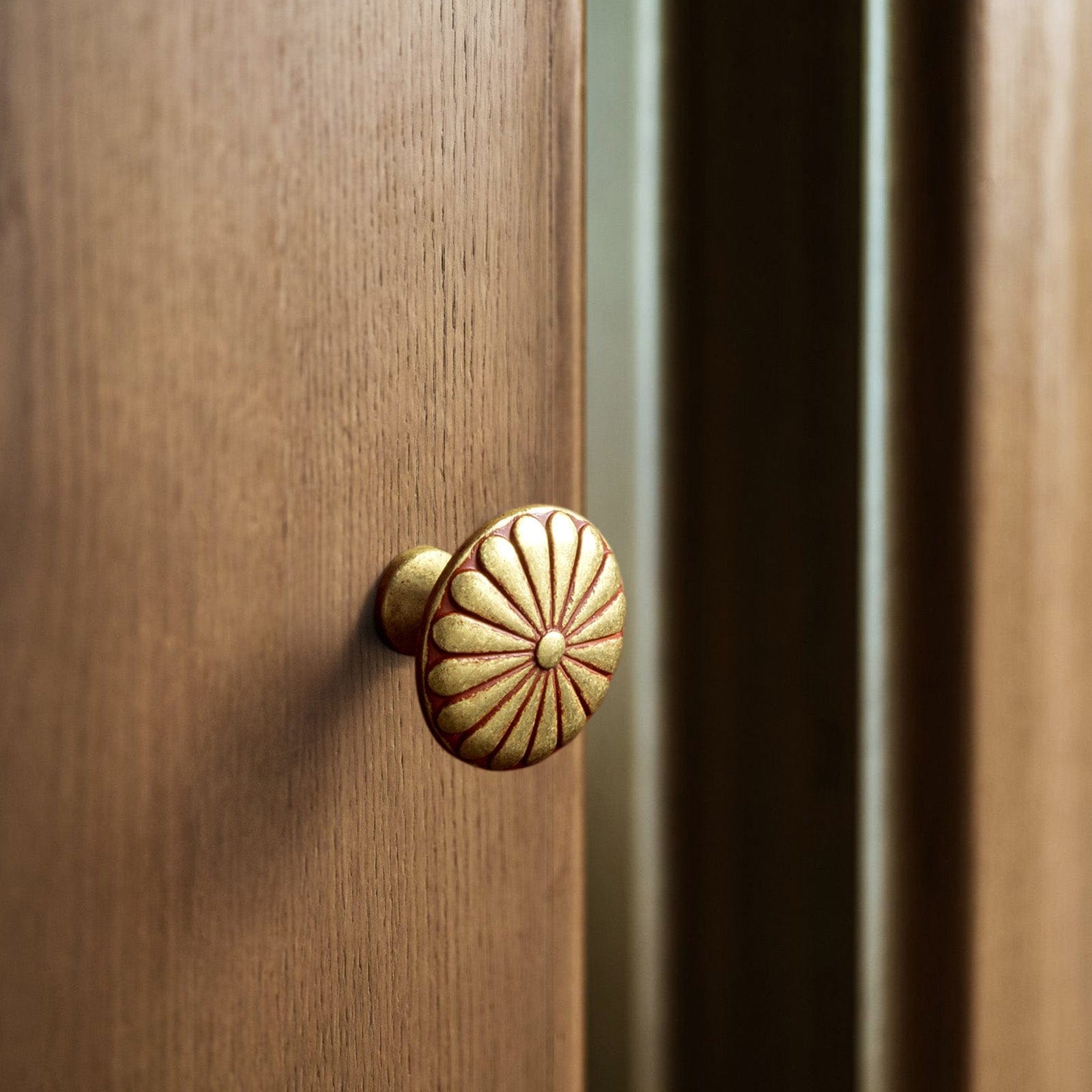 Goo-Ki Chrysanthemum Pattern Embossed Cabinet Knobs Distressed Zinc Alloy Furniture Hardware