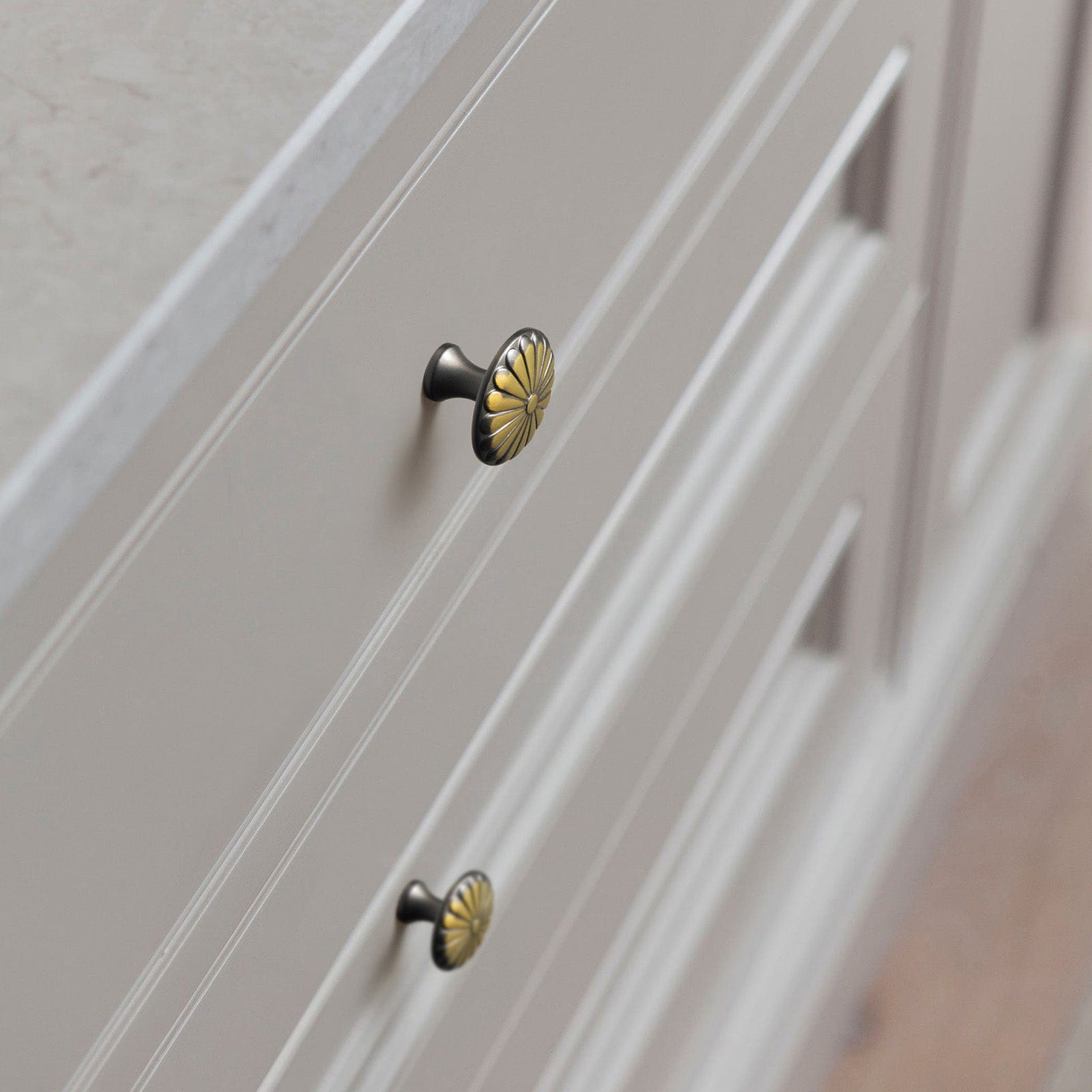 Goo-Ki Chrysanthemum Pattern Embossed Cabinet Knobs Distressed Zinc Alloy Furniture Hardware