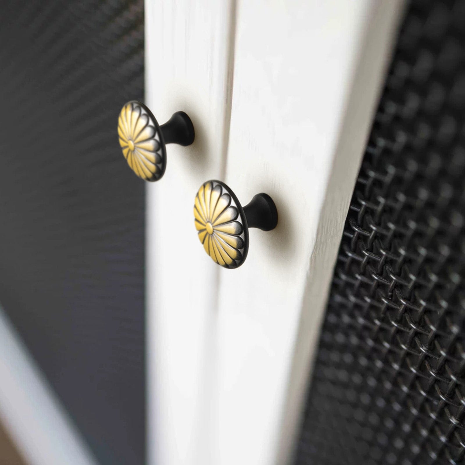 Goo-Ki Chrysanthemum Pattern Embossed Cabinet Knobs Distressed Zinc Alloy Furniture Hardware