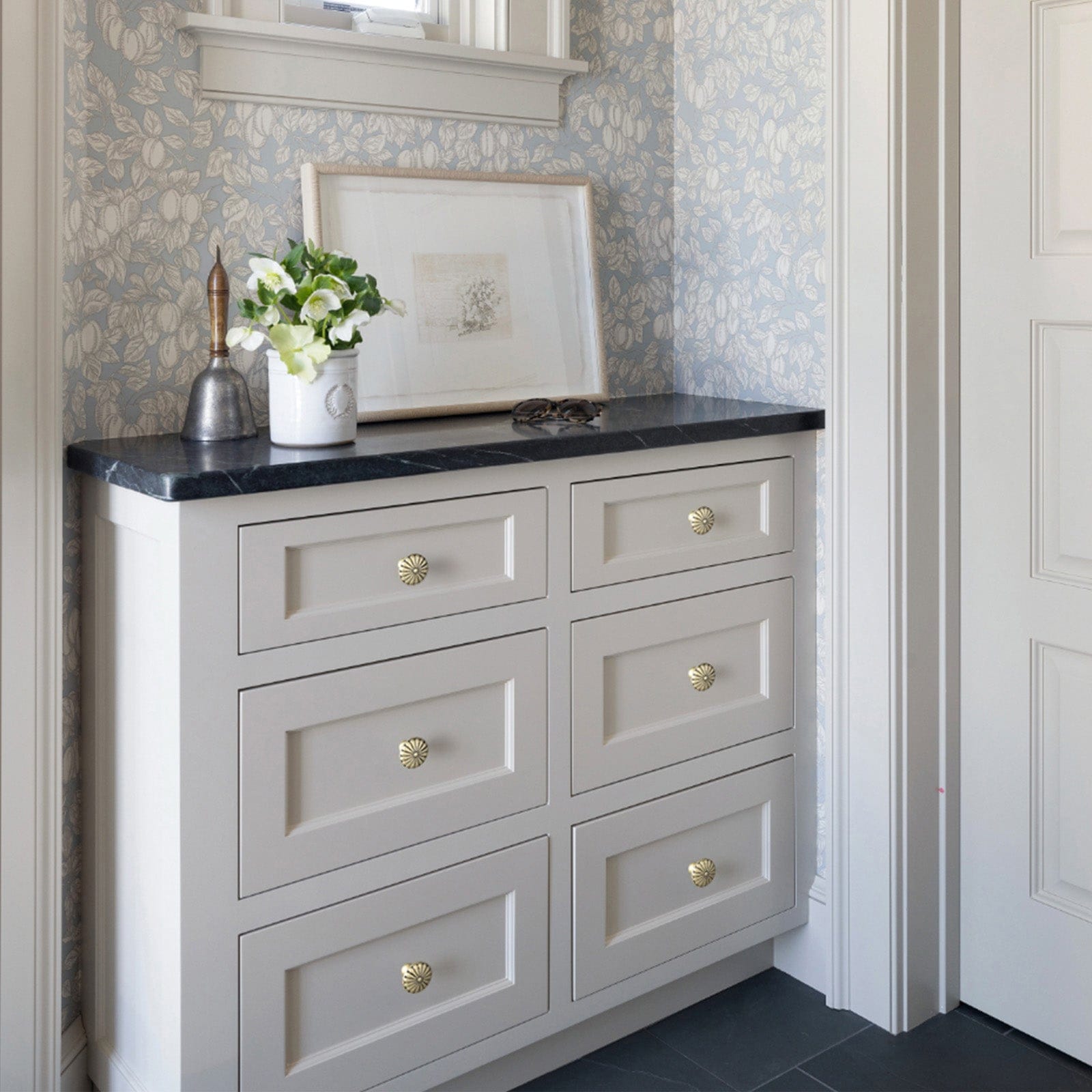 Goo-Ki Chrysanthemum Pattern Embossed Cabinet Knobs Distressed Zinc Alloy Furniture Hardware