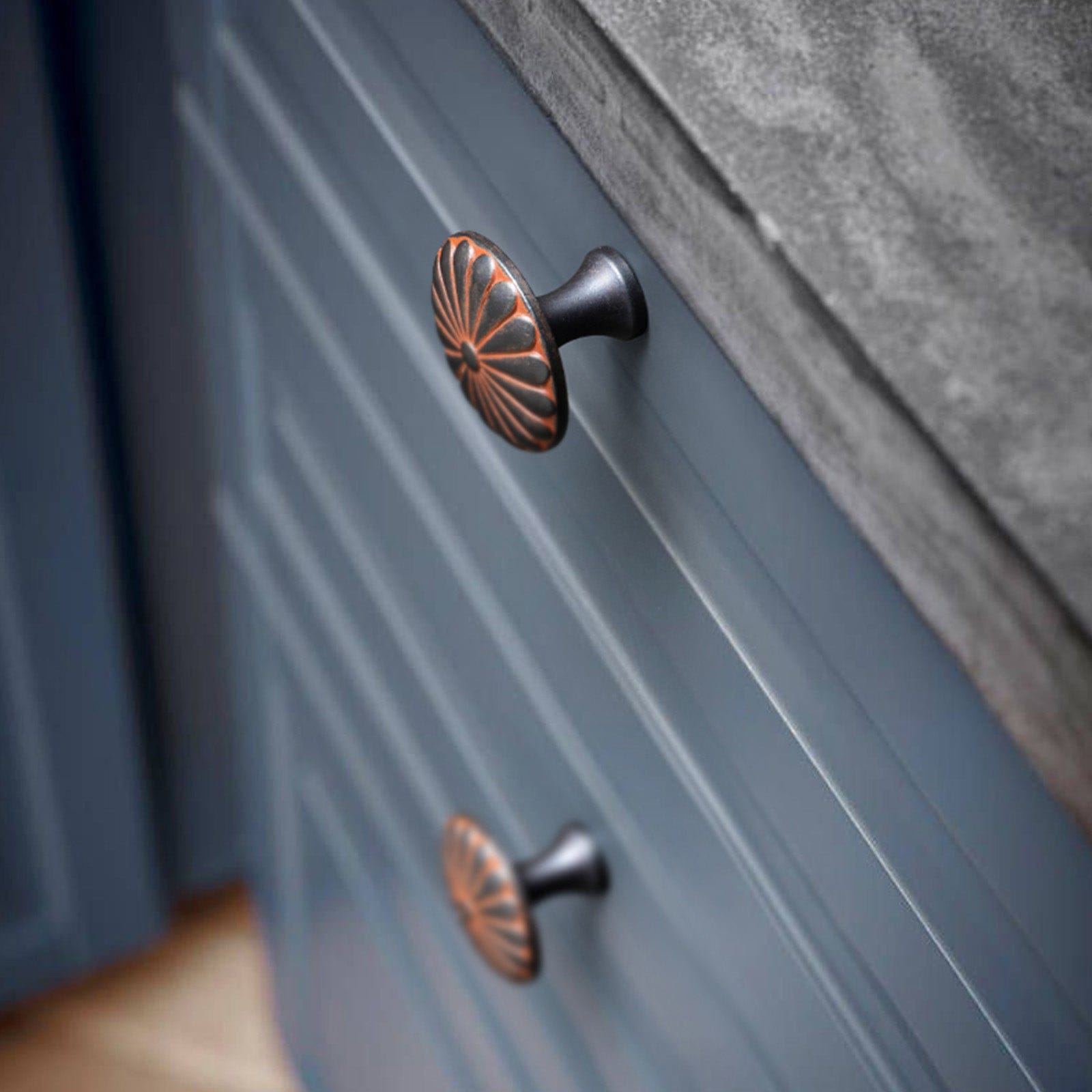 Goo-Ki Chrysanthemum Pattern Embossed Cabinet Knobs Distressed Zinc Alloy Furniture Hardware