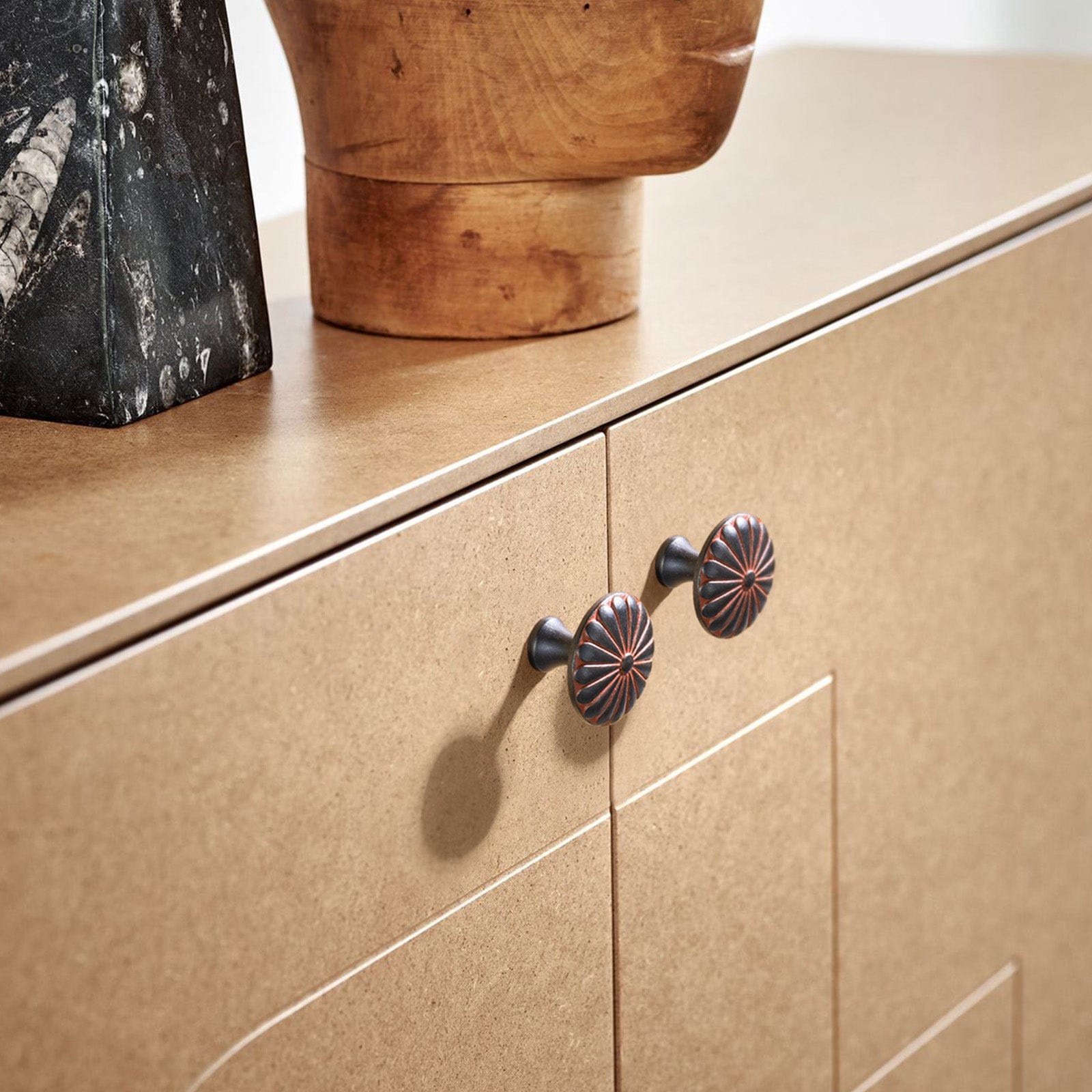 Goo-Ki Chrysanthemum Pattern Embossed Cabinet Knobs Distressed Zinc Alloy Furniture Hardware