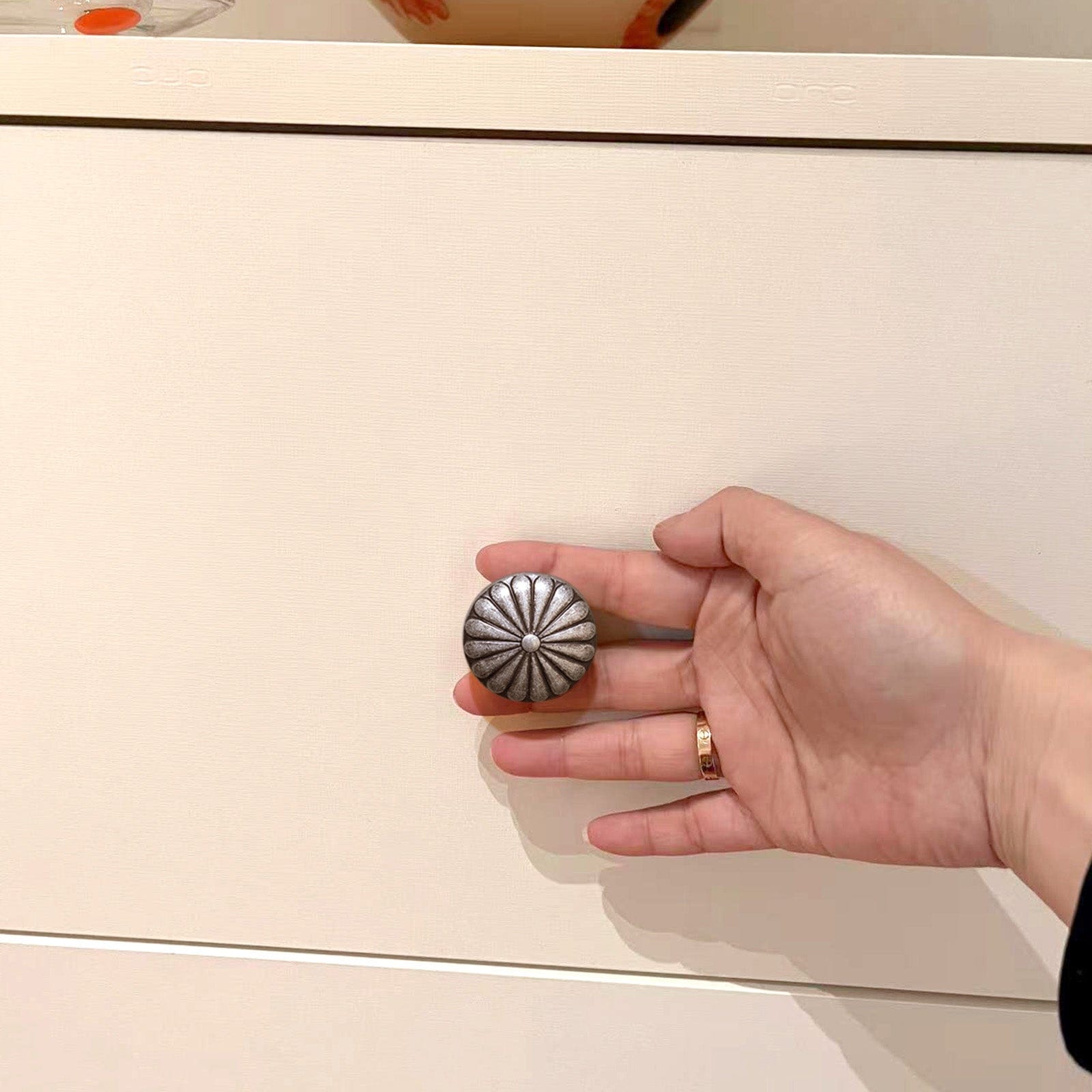 Goo-Ki Chrysanthemum Pattern Embossed Cabinet Knobs Distressed Zinc Alloy Furniture Hardware