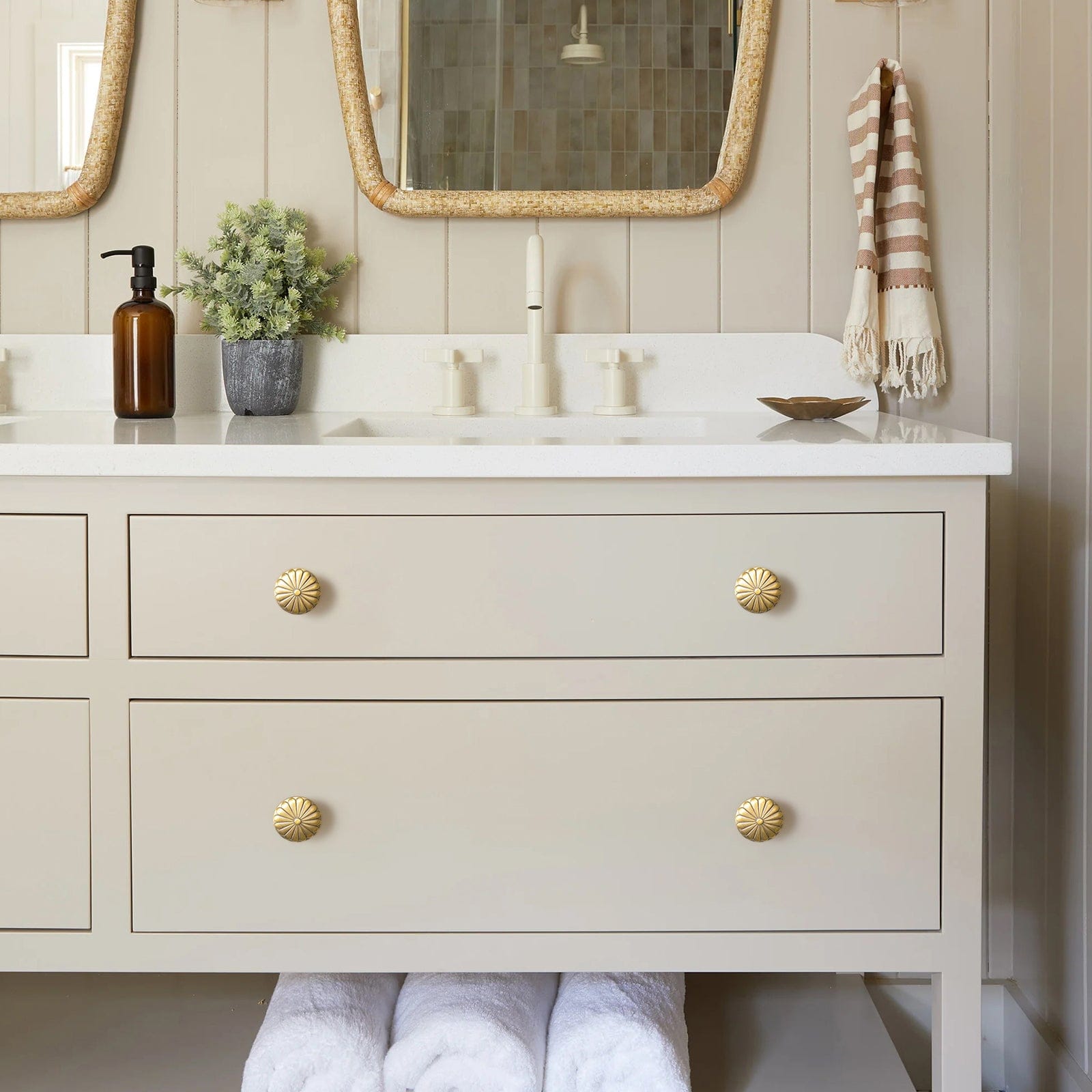 Goo-Ki Chrysanthemum Pattern Embossed Cabinet Knobs Distressed Zinc Alloy Furniture Hardware