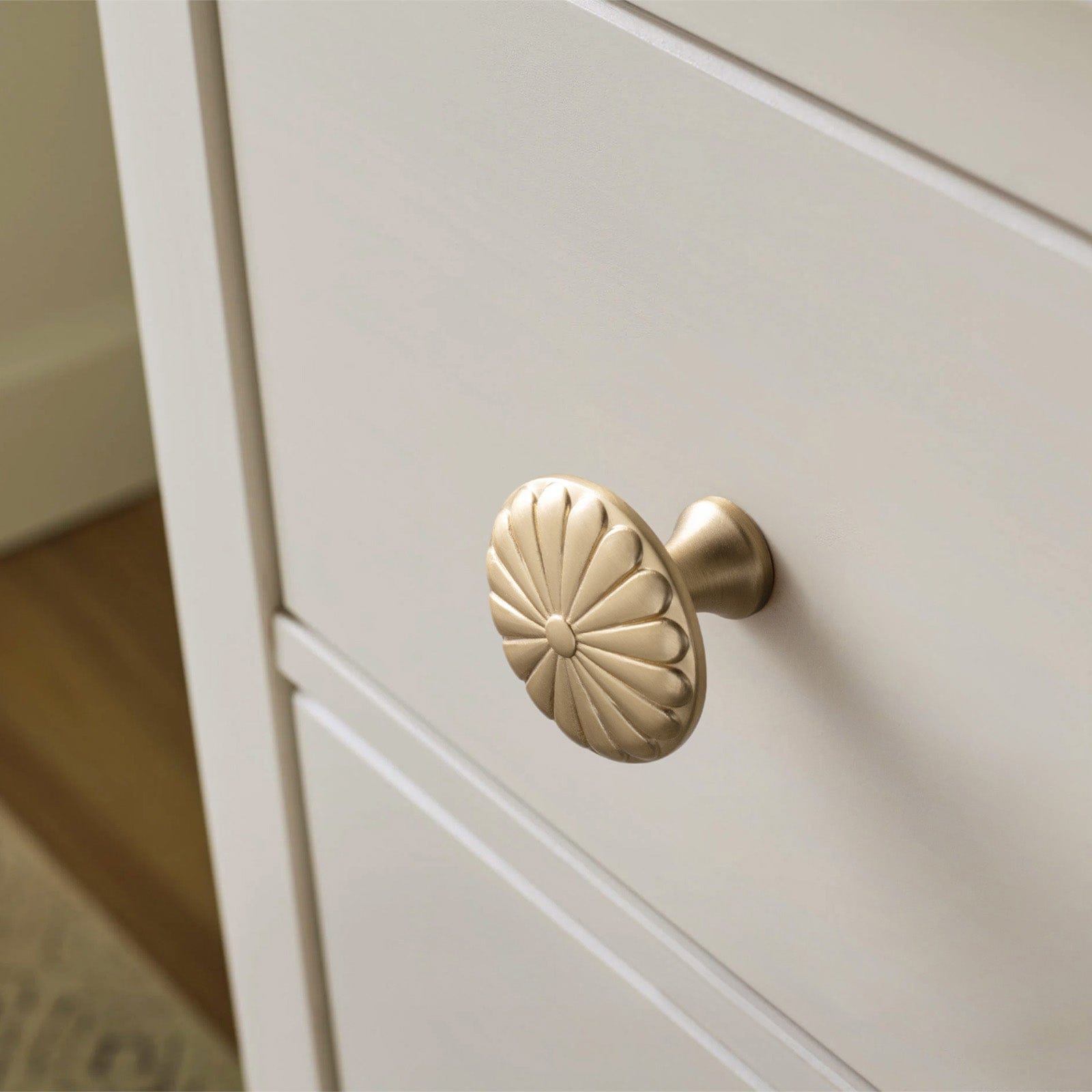 Goo-Ki Chrysanthemum Pattern Embossed Cabinet Knobs Distressed Zinc Alloy Furniture Hardware
