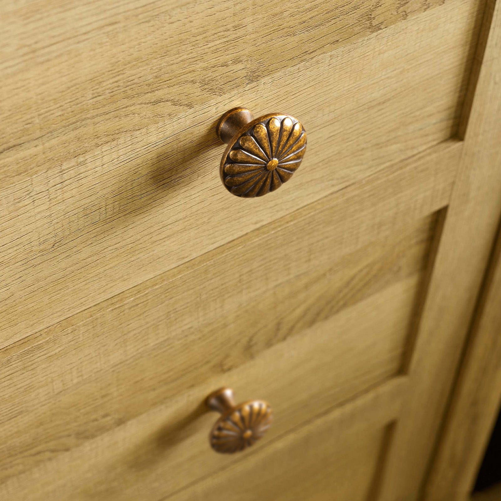 Goo-Ki Chrysanthemum Pattern Embossed Cabinet Knobs Distressed Zinc Alloy Furniture Hardware