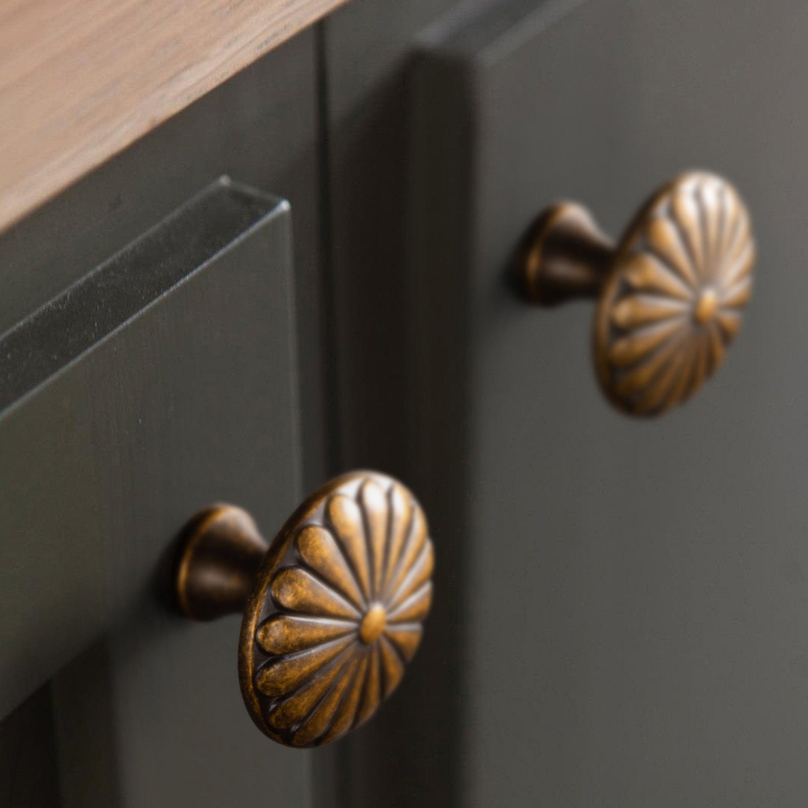 Goo-Ki Chrysanthemum Pattern Embossed Cabinet Knobs Distressed Zinc Alloy Furniture Hardware