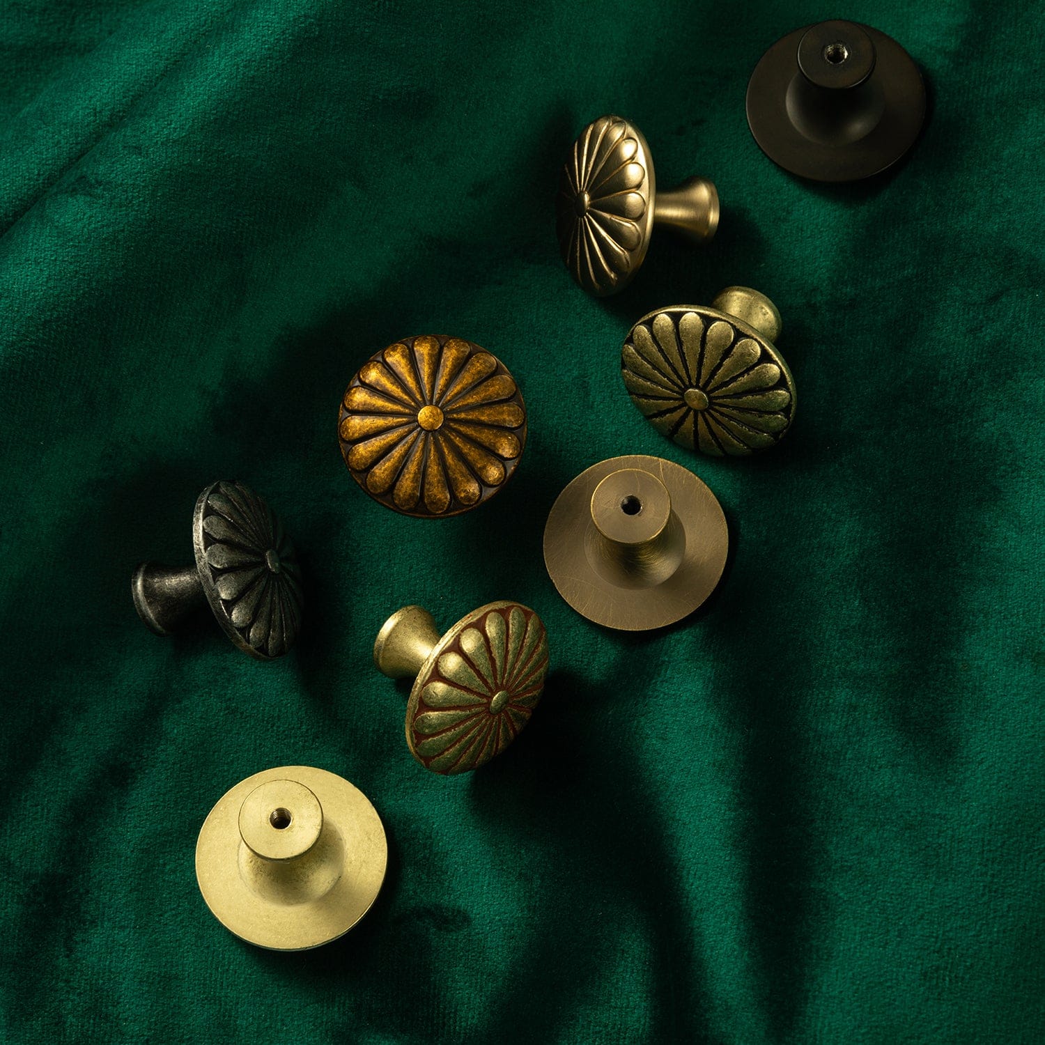Goo-Ki Chrysanthemum Pattern Embossed Cabinet Knobs Distressed Zinc Alloy Furniture Hardware