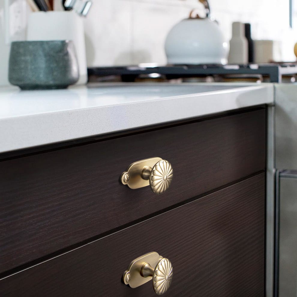 Goo-Ki Chrysanthemum Pattern Embossed Cabinet Knobs Distressed Zinc Alloy Furniture Hardware