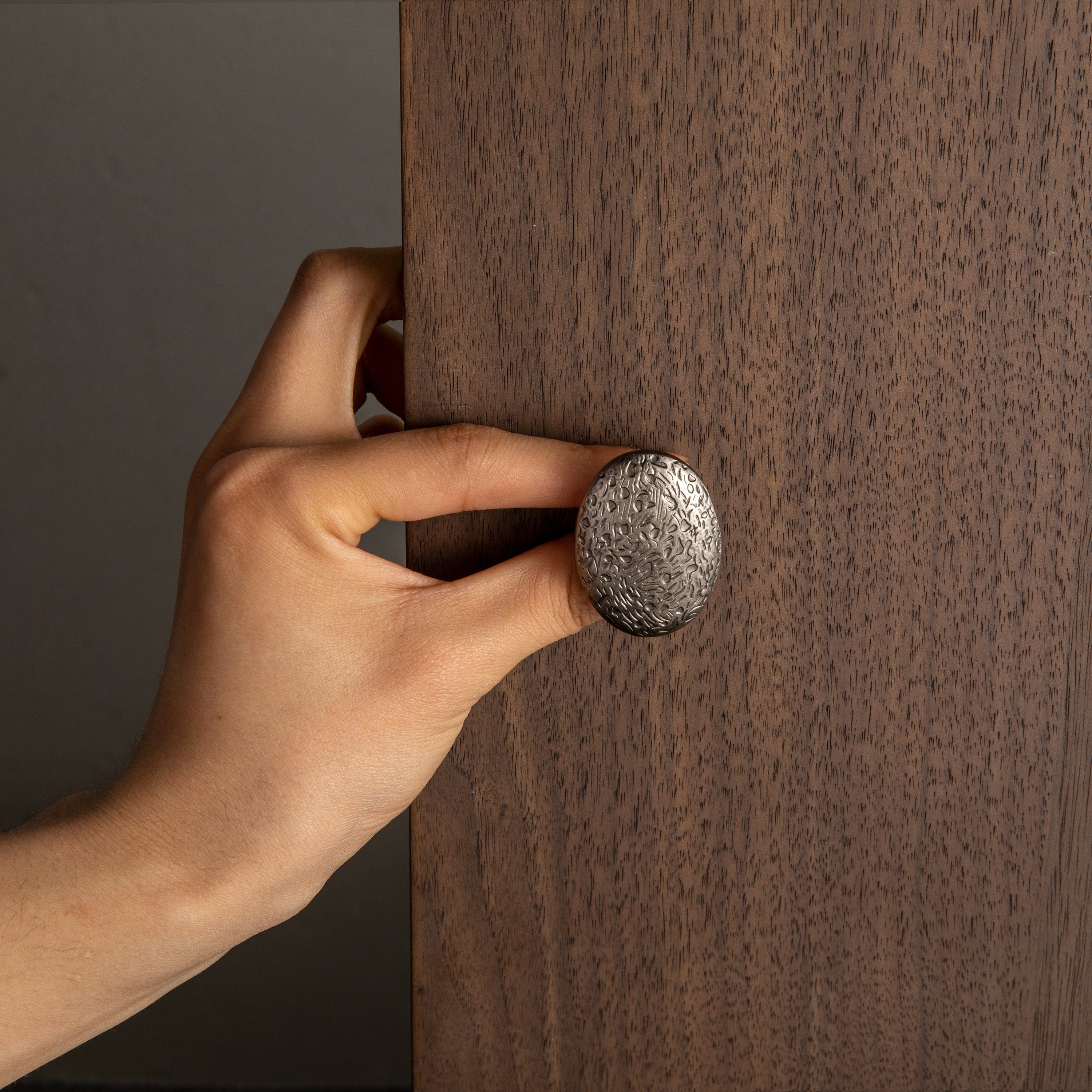Goo-Ki Classic Round Cabinet Knobs with Vintage Textured Design Durable Zinc Alloy Knobs with Ornate Patterns