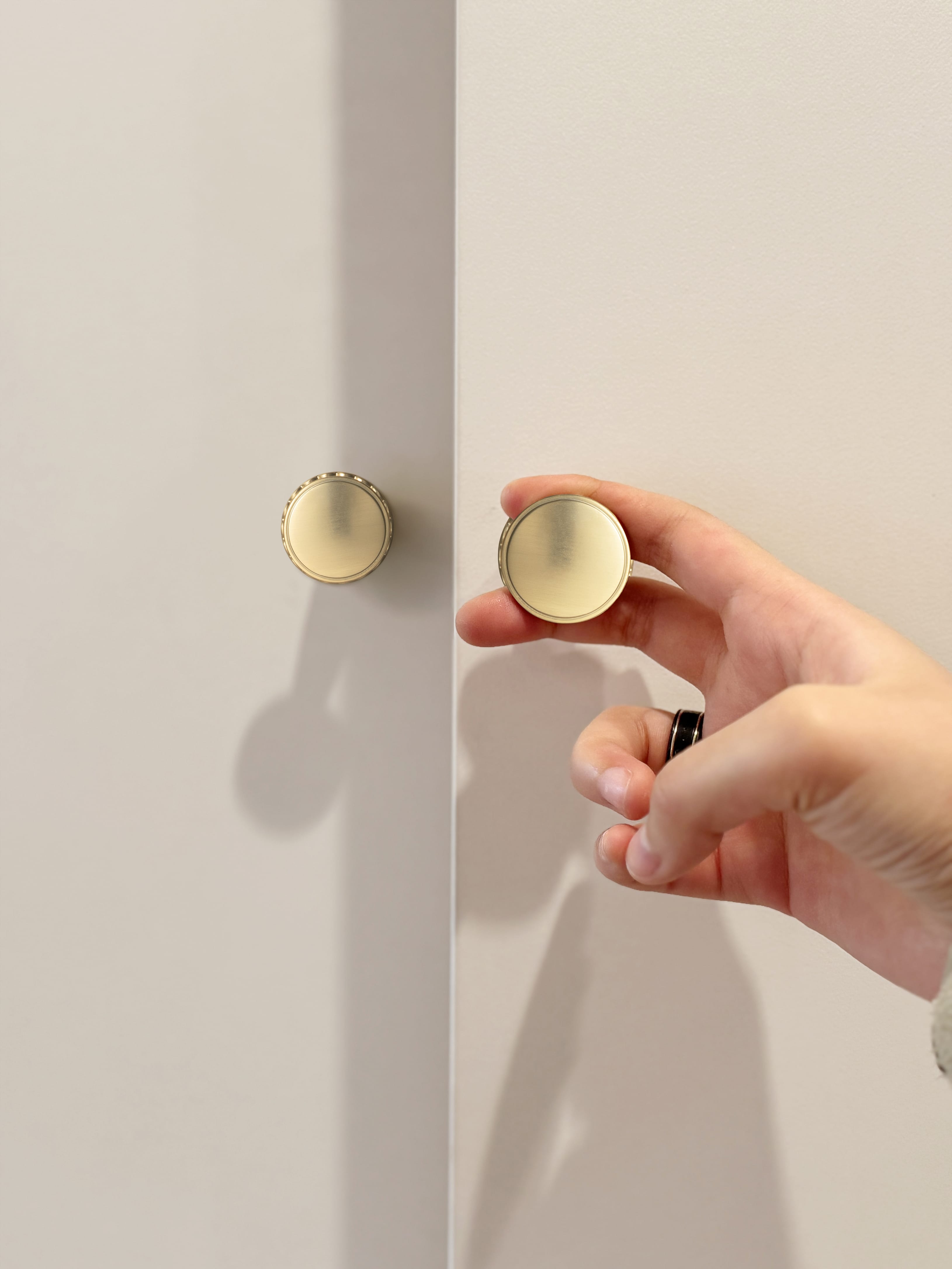 Goo-Ki Distinctive Artistic Engravings Single Hole Round Cabinet Knob Retro Flair Kitchen Hardware