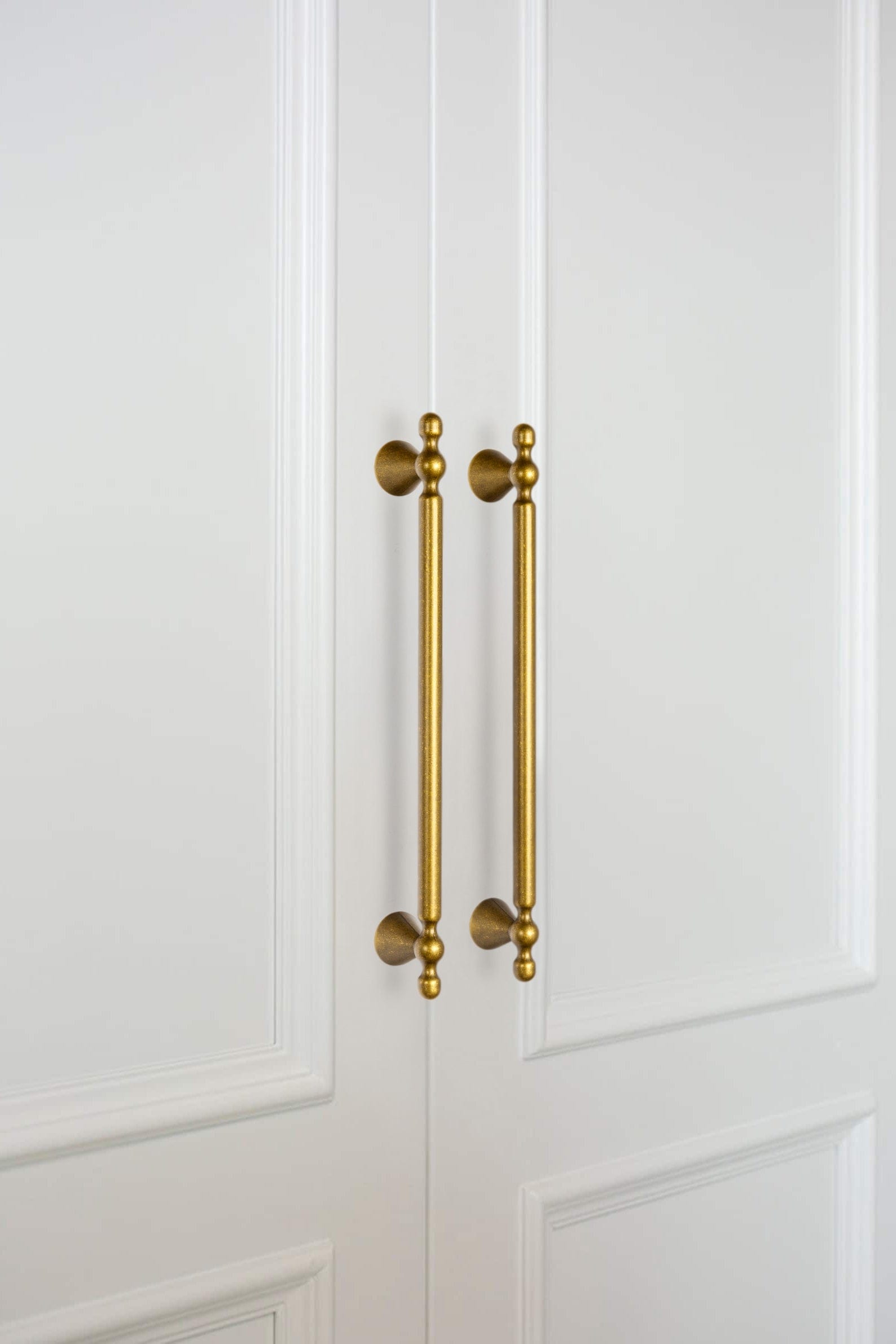 Goo-Ki Elegant Zinc Alloy Cabinet Handles - Sleek Cylindrical with Decorative Spherical Ends
