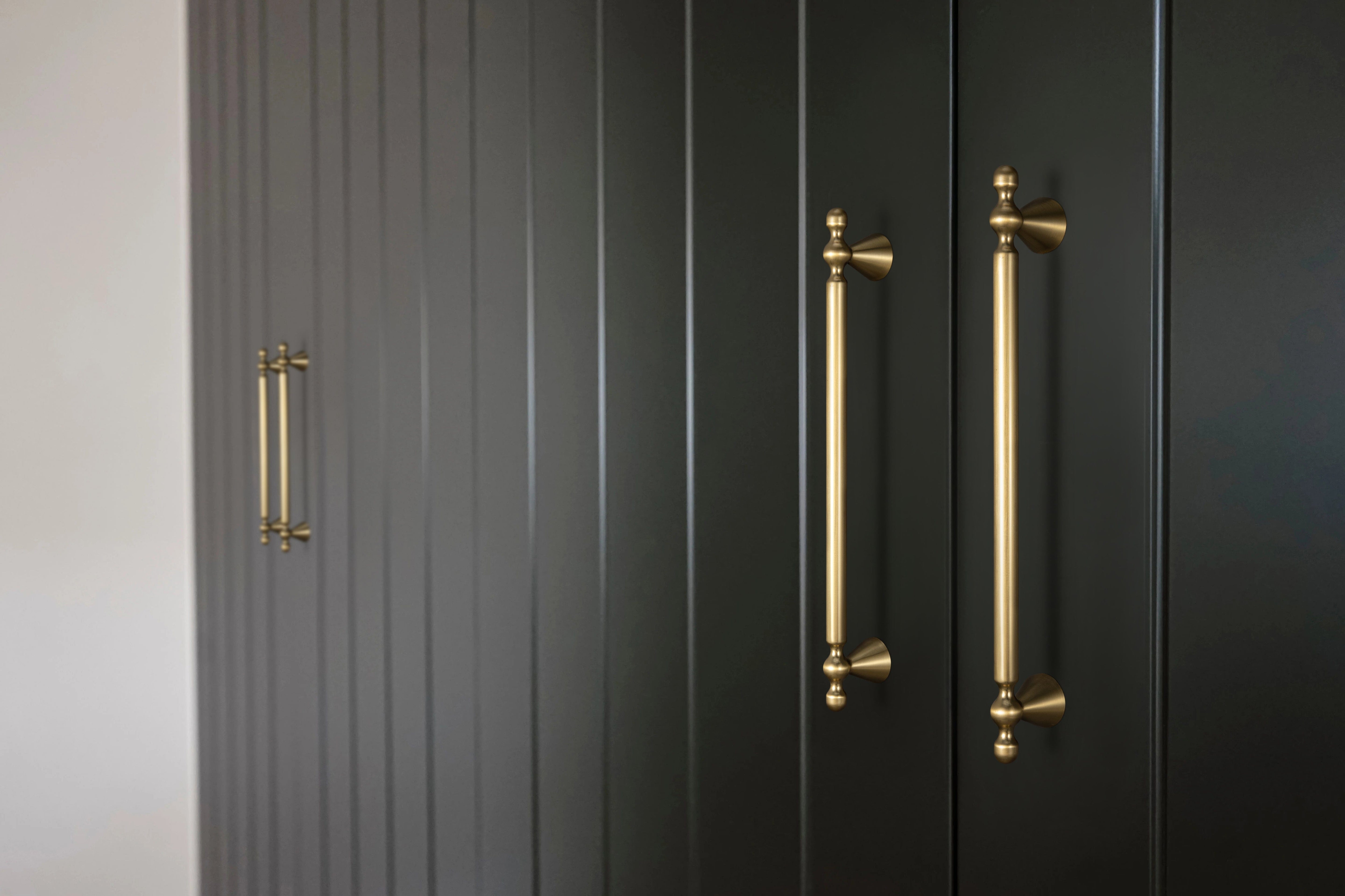 Goo-Ki Elegant Zinc Alloy Cabinet Handles - Sleek Cylindrical with Decorative Spherical Ends