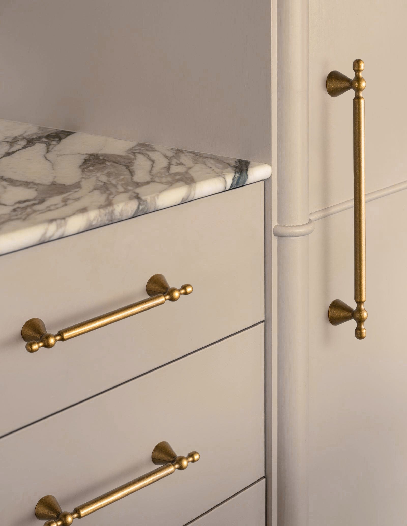 Goo-Ki Elegant Zinc Alloy Cabinet Handles - Sleek Cylindrical with Decorative Spherical Ends