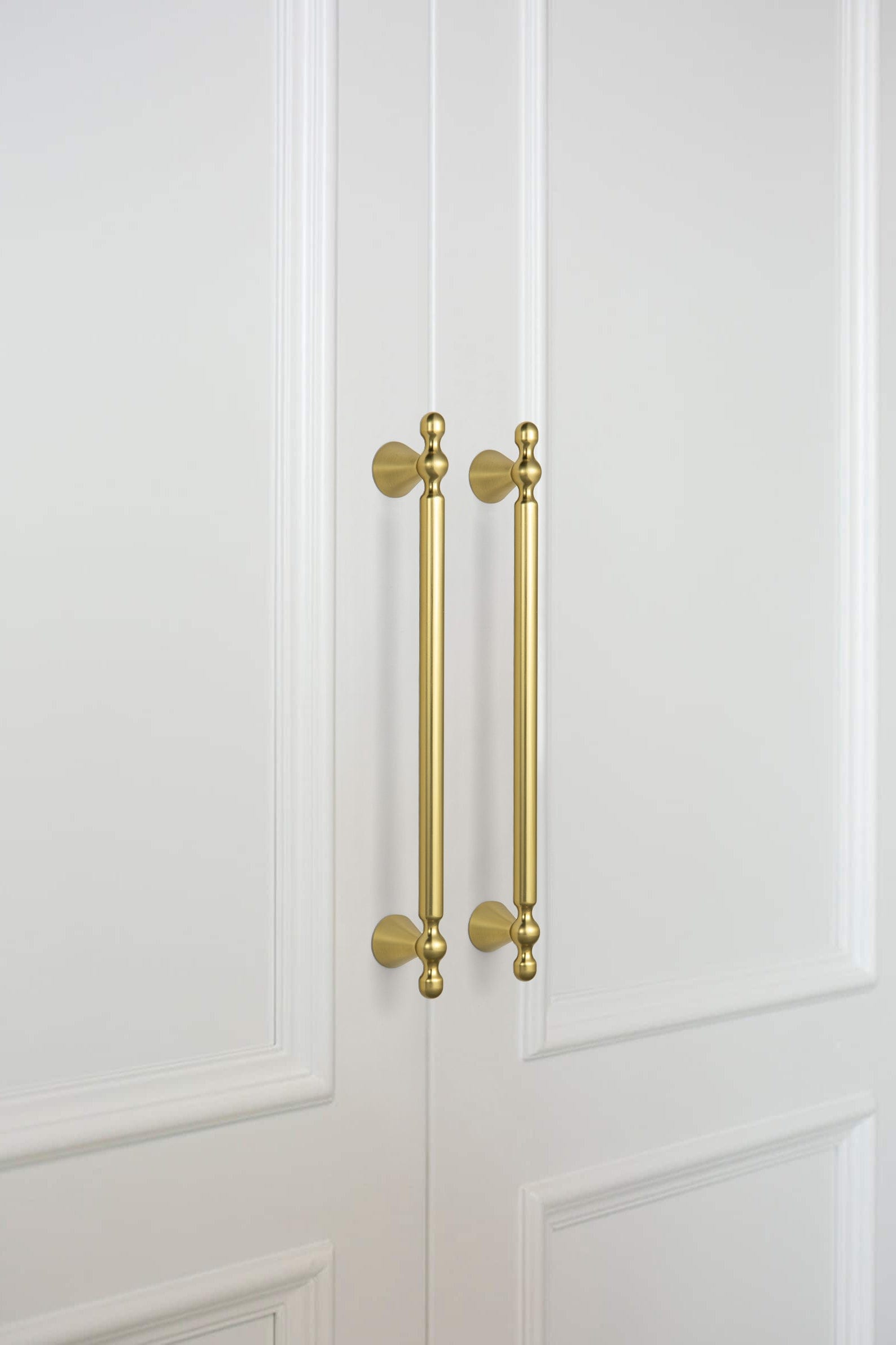 Goo-Ki Elegant Zinc Alloy Cabinet Handles - Sleek Cylindrical with Decorative Spherical Ends