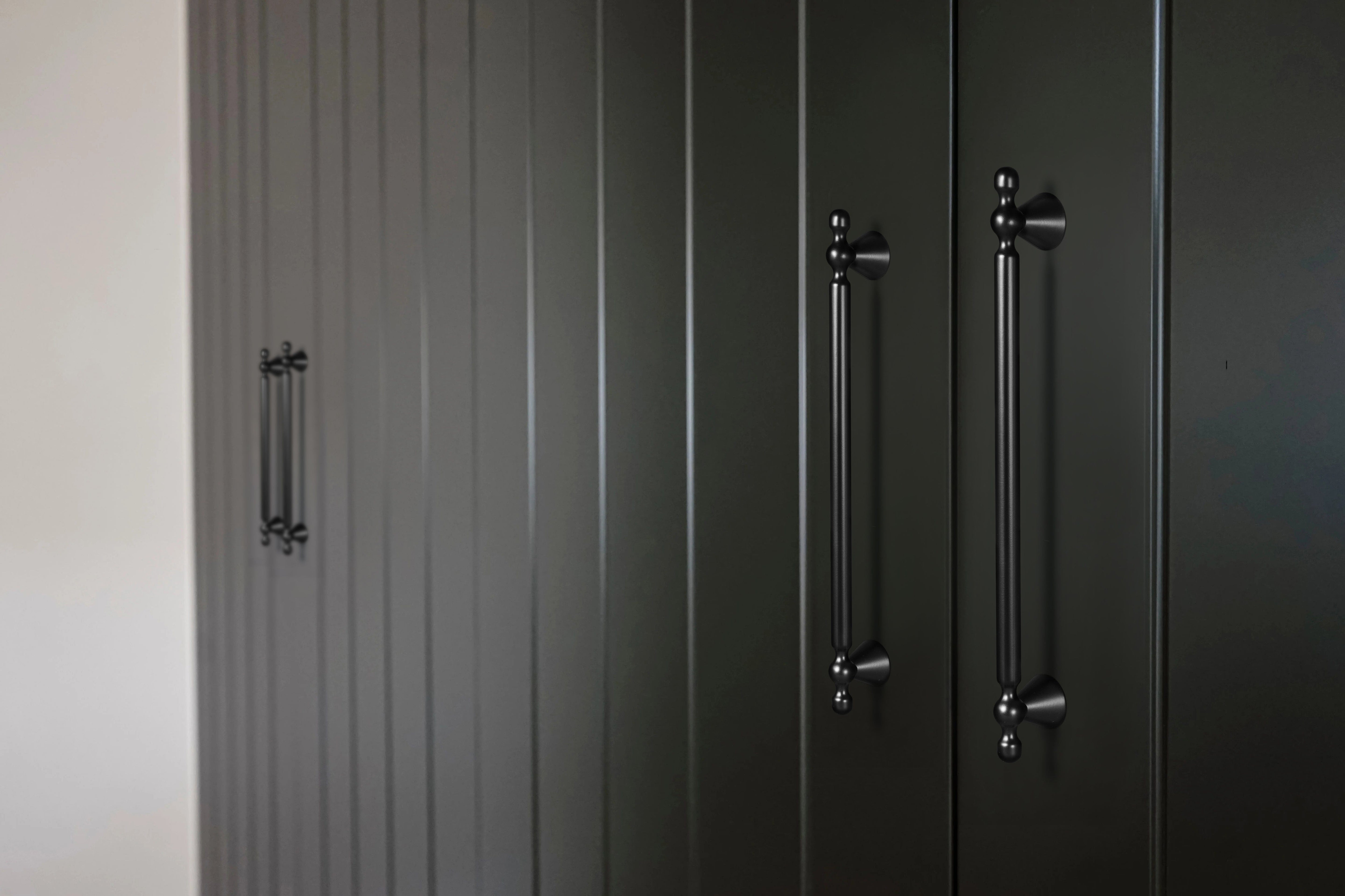 Goo-Ki Elegant Zinc Alloy Cabinet Handles - Sleek Cylindrical with Decorative Spherical Ends