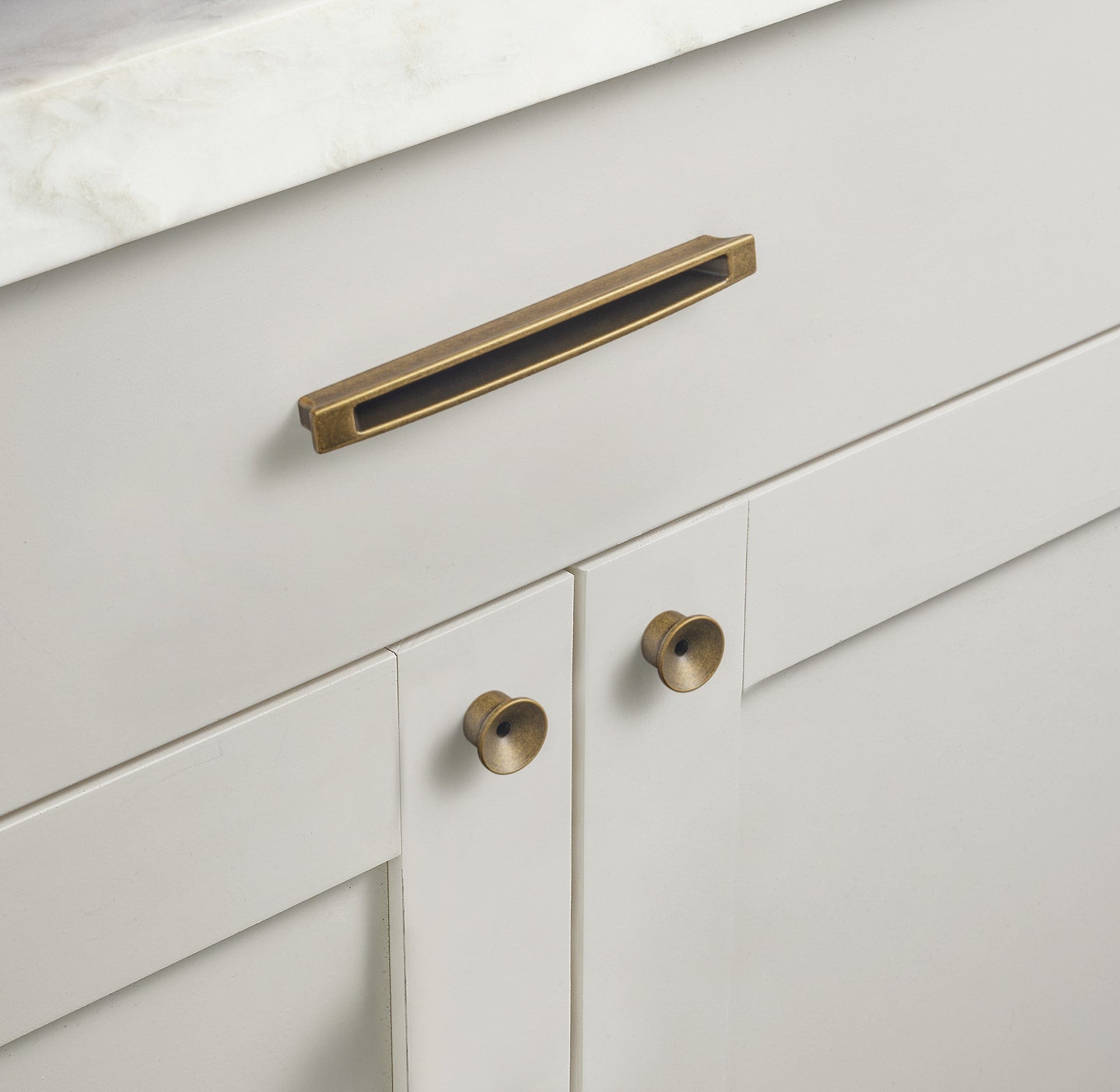 Goo-Ki Fluted Antique Brass Cabinet Pulls Distinctive Shaped Drawer Handle with Groove