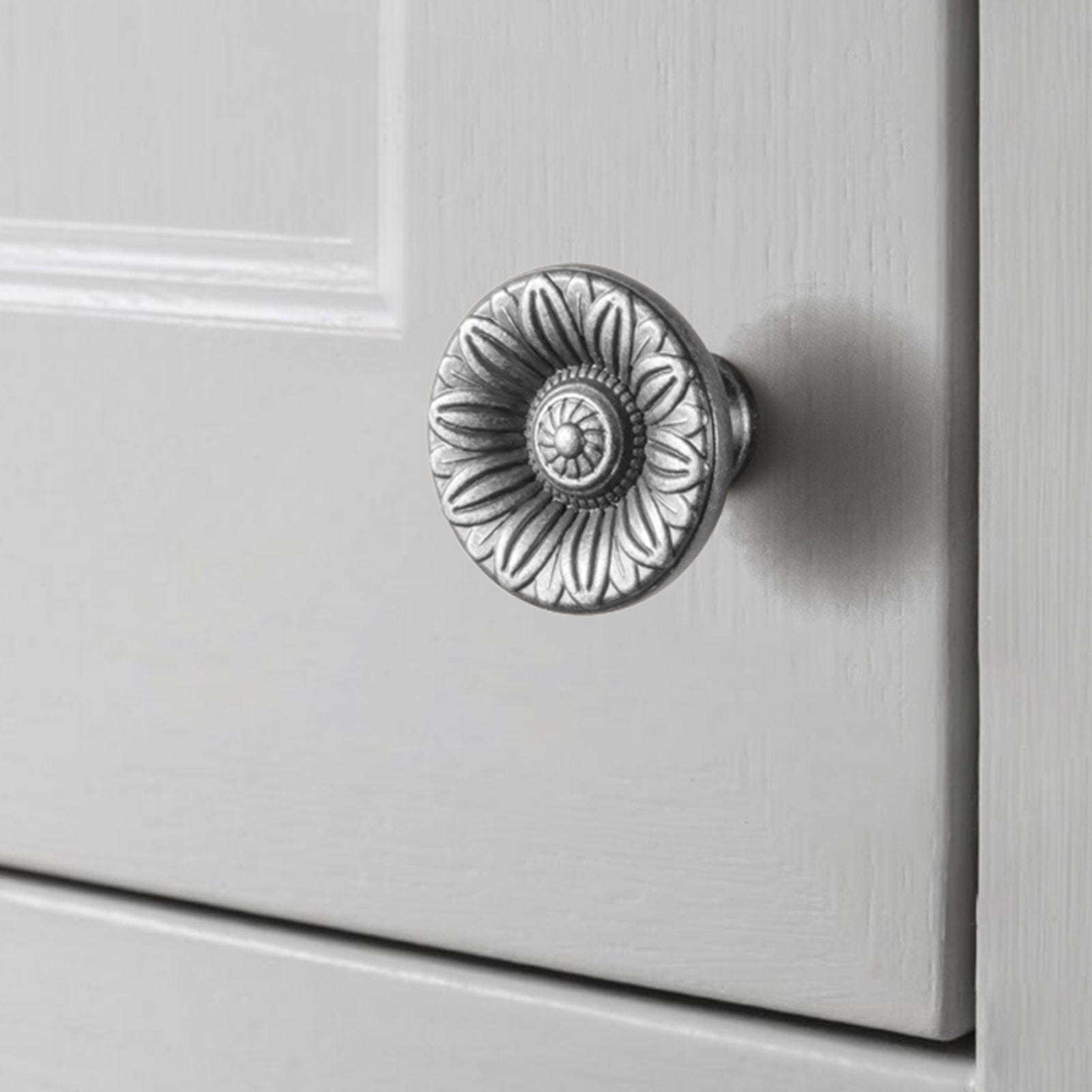 Goo-Ki Ornate Sunflower Embossed Cabinet Knobs Distressed Multi-Tone Zinc Alloy Furniture Hardware