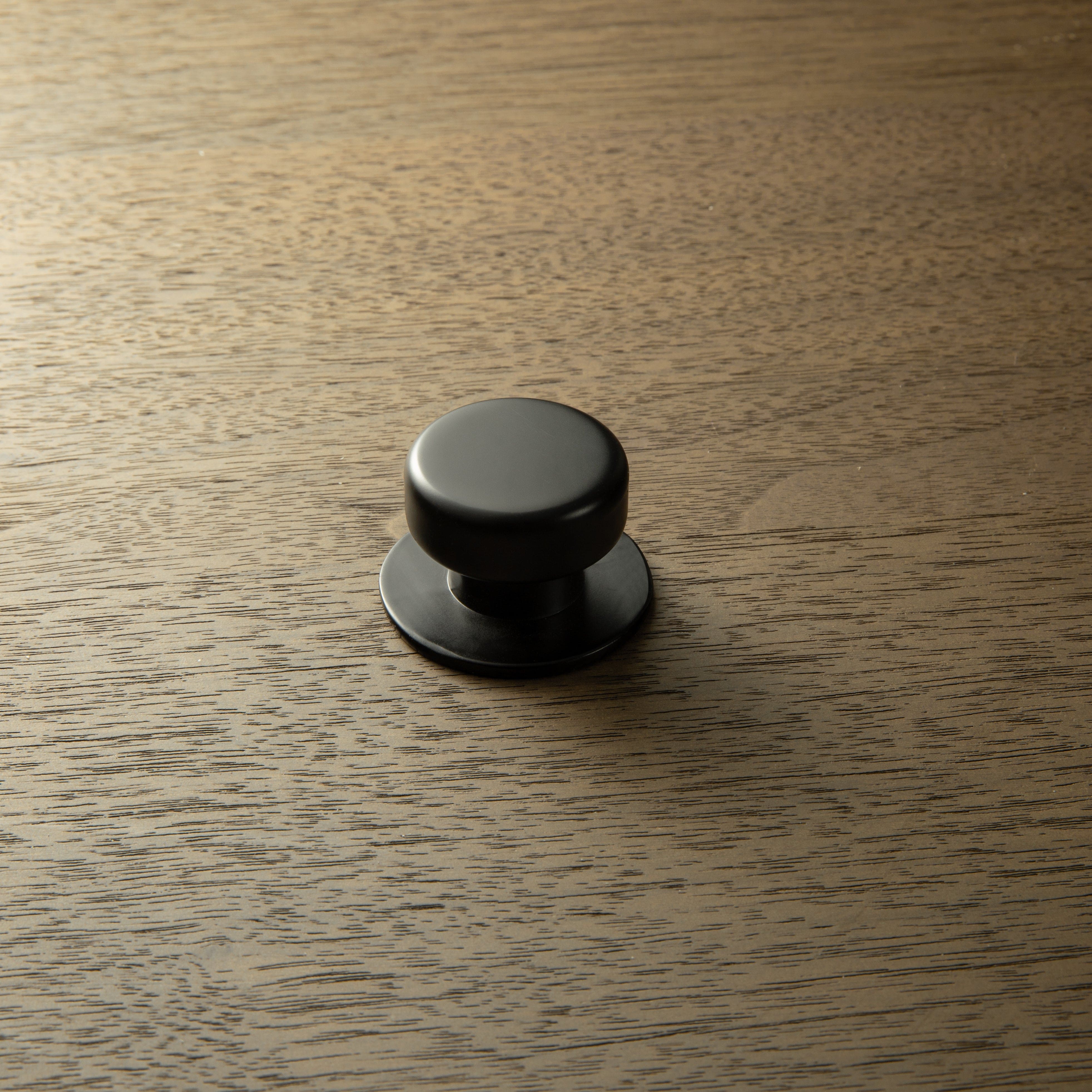 Goo-Ki Rustic Finish Round Cabinet Hardware Knobs Stable Large Base Drawer Knob